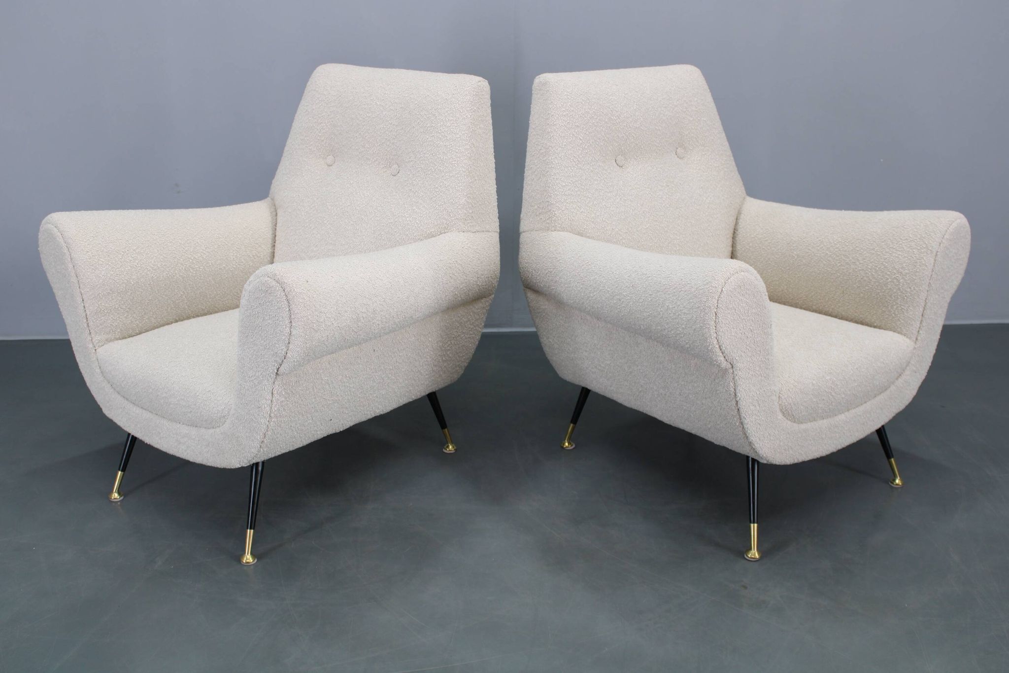 Paire de fauteuils bouclés italiens du milieu du siècle, pieds en fer et laiton, années 1950