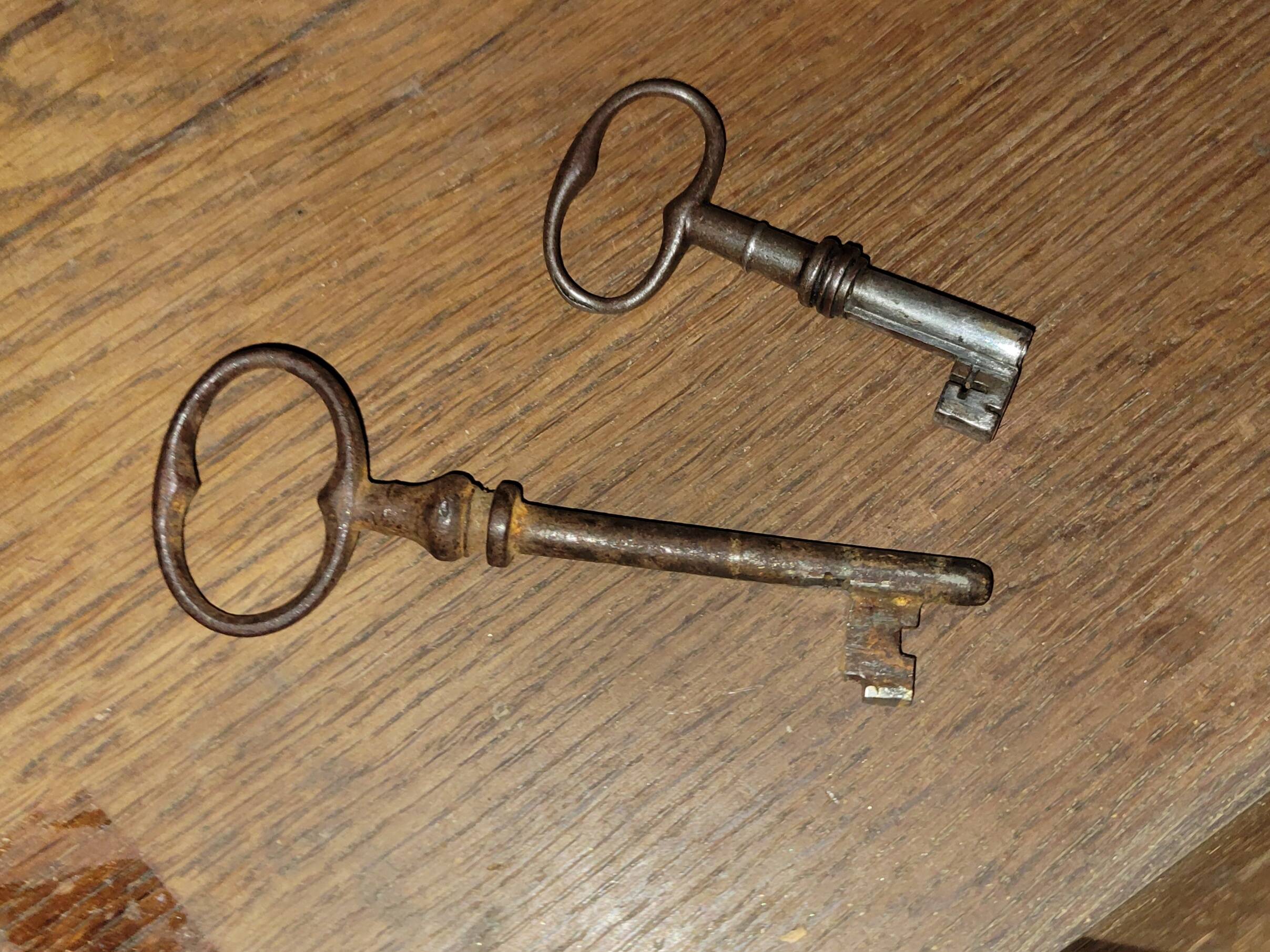 Six-drawer chest of drawers or chiffonnier, Empire / Restoration period