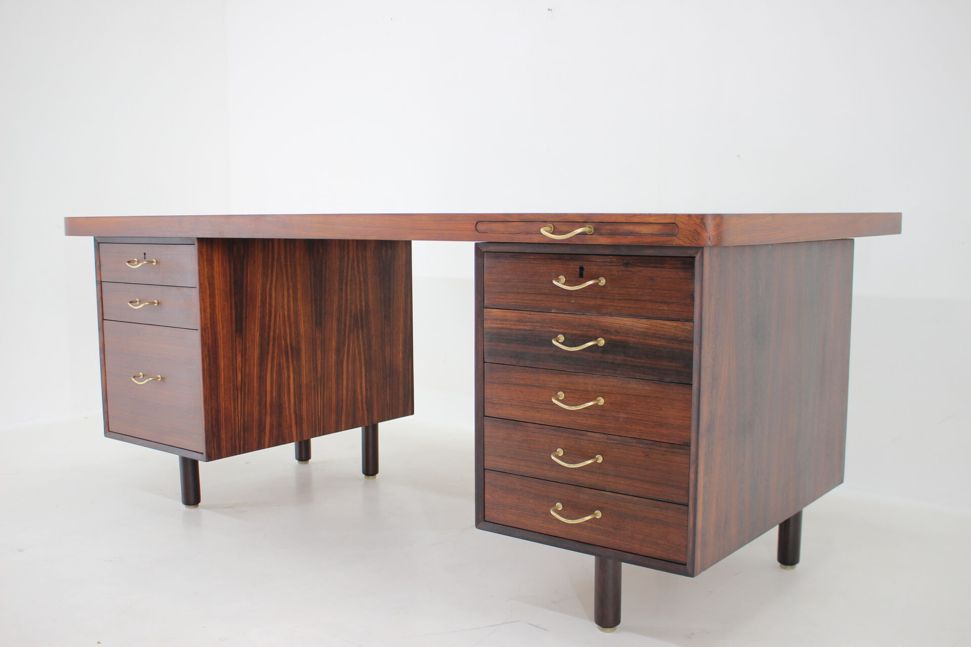 1960s Large exclusive free standing palisander desk