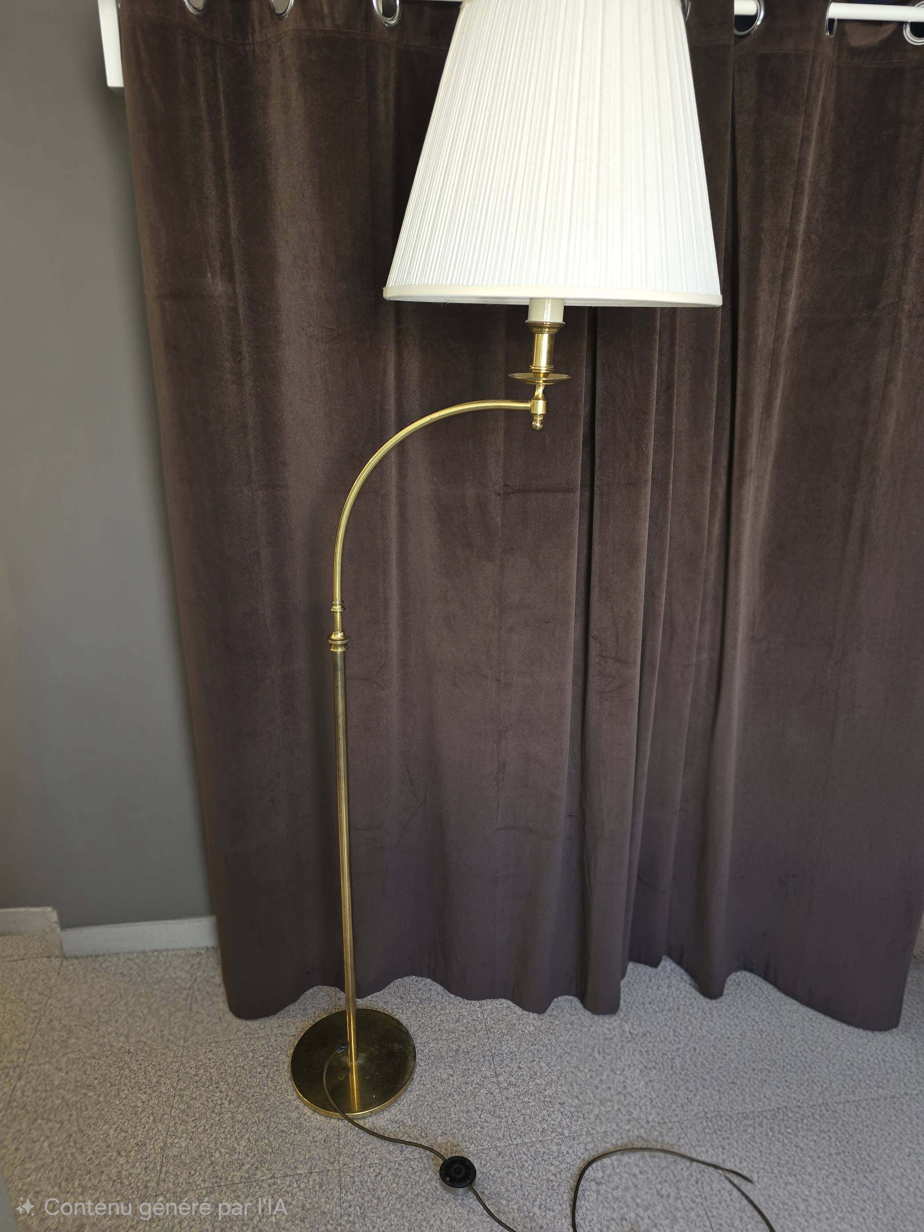 Magnificent vintage reading lamp in solid brass, Hollywood Regency style.