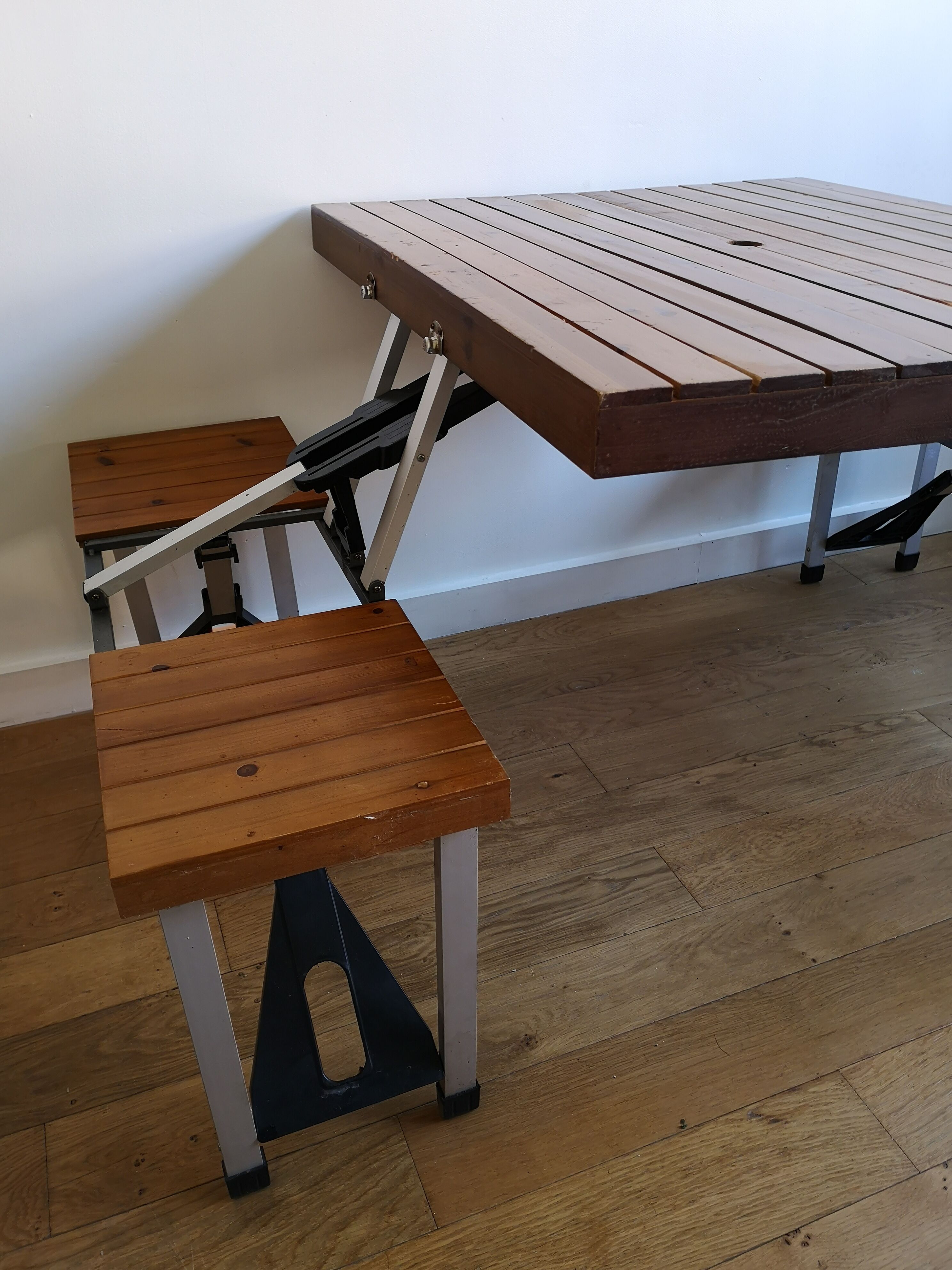 Folding wood picnic table