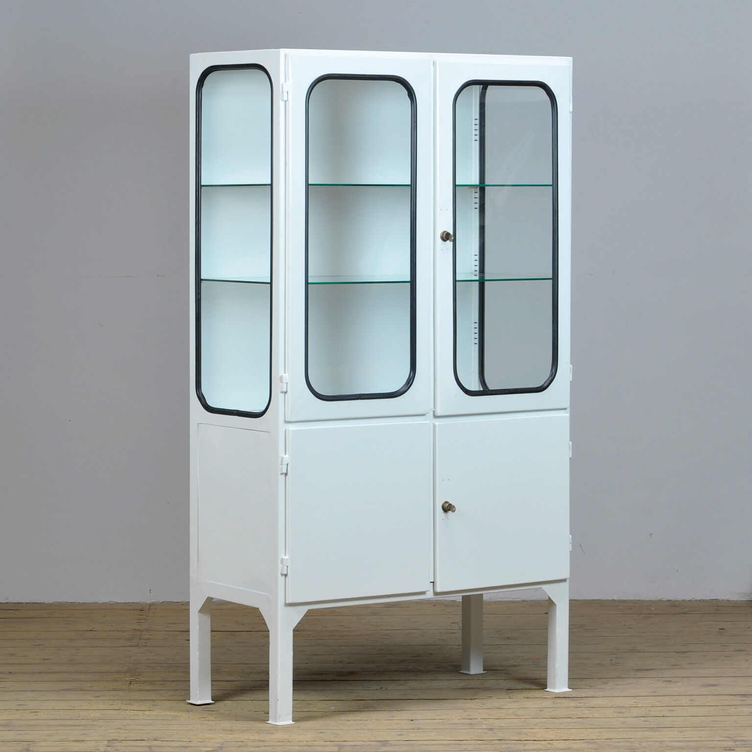 Armoire médicale en verre et fer vintage restaurée, années 1970