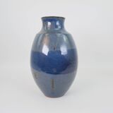 Grand vase en céramique émaillée bleu signé sous la base