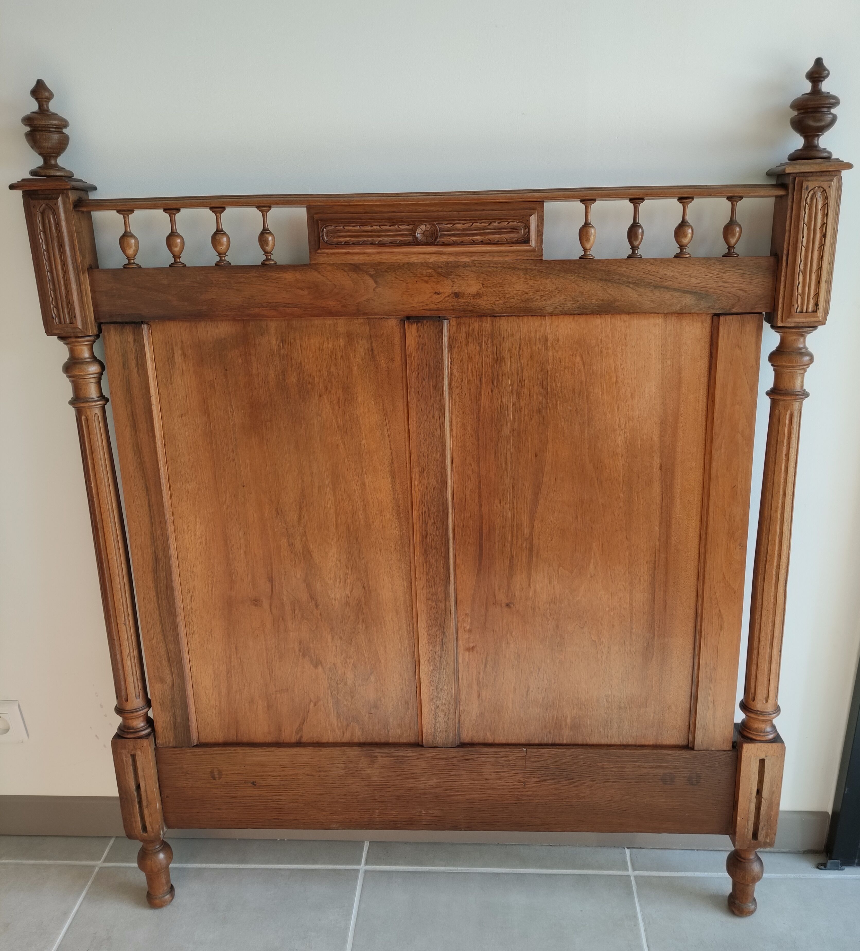 Ancient bed frame in solid walnut