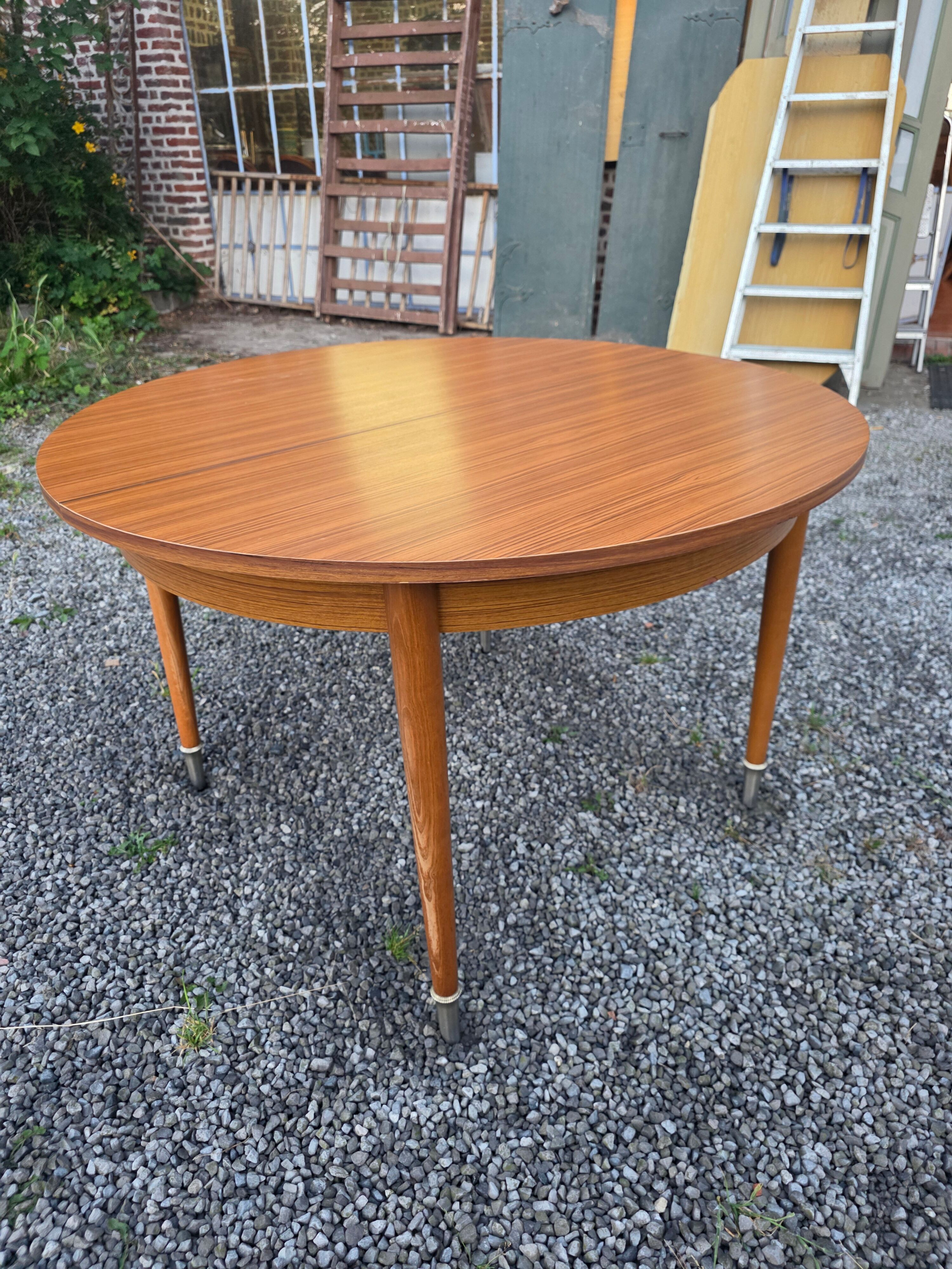 Table scandinave extensible en teck des années 60