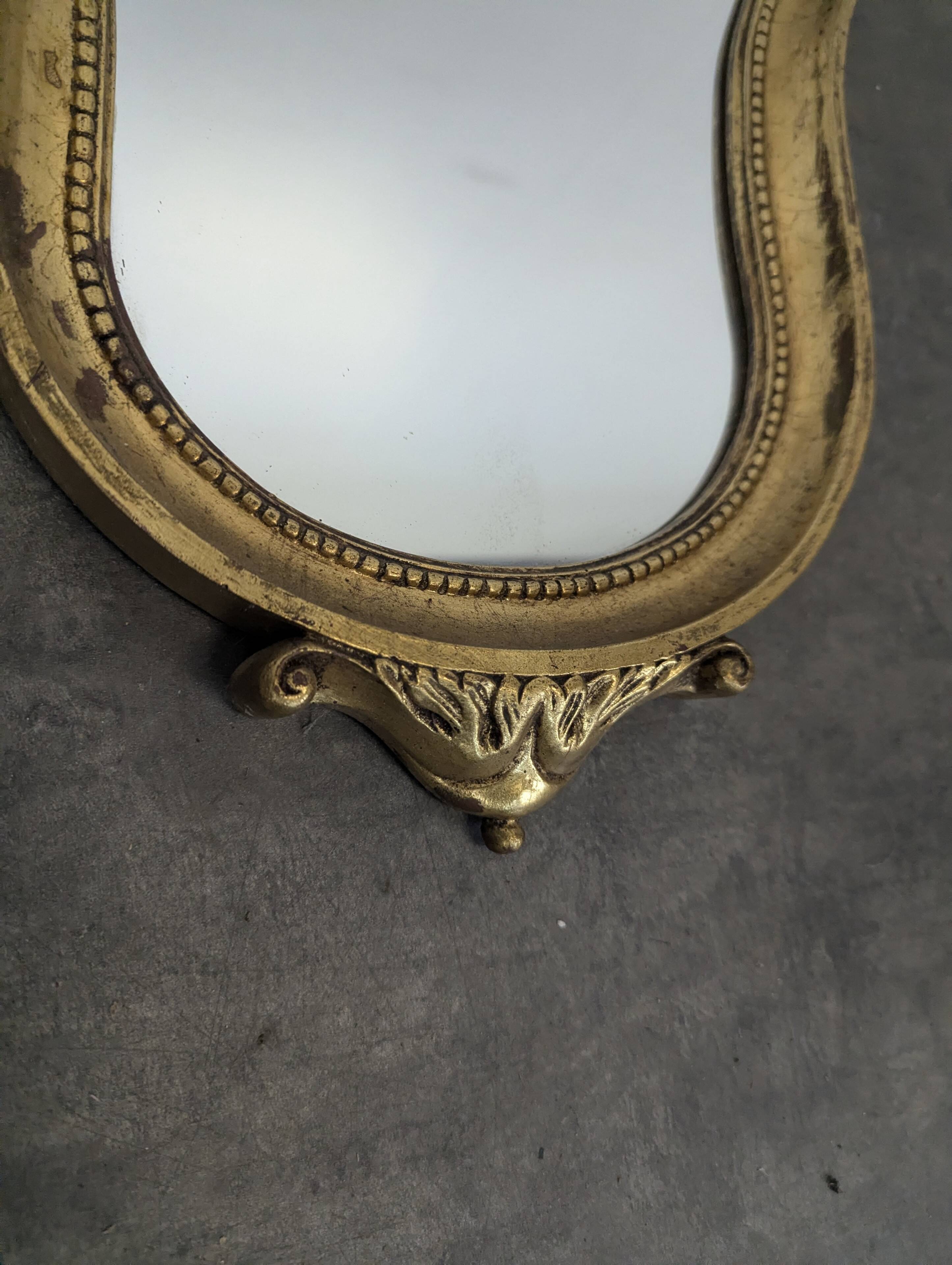 Petit miroir Louis XV en bois doré à coquille