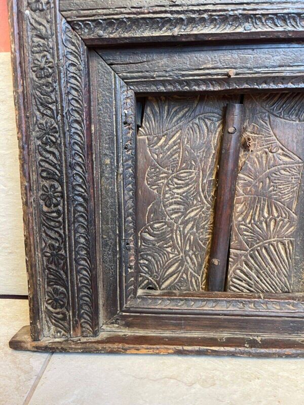 Ancienne fenêtre inde à décor sculpté de fleurs et rinceaux XIXe