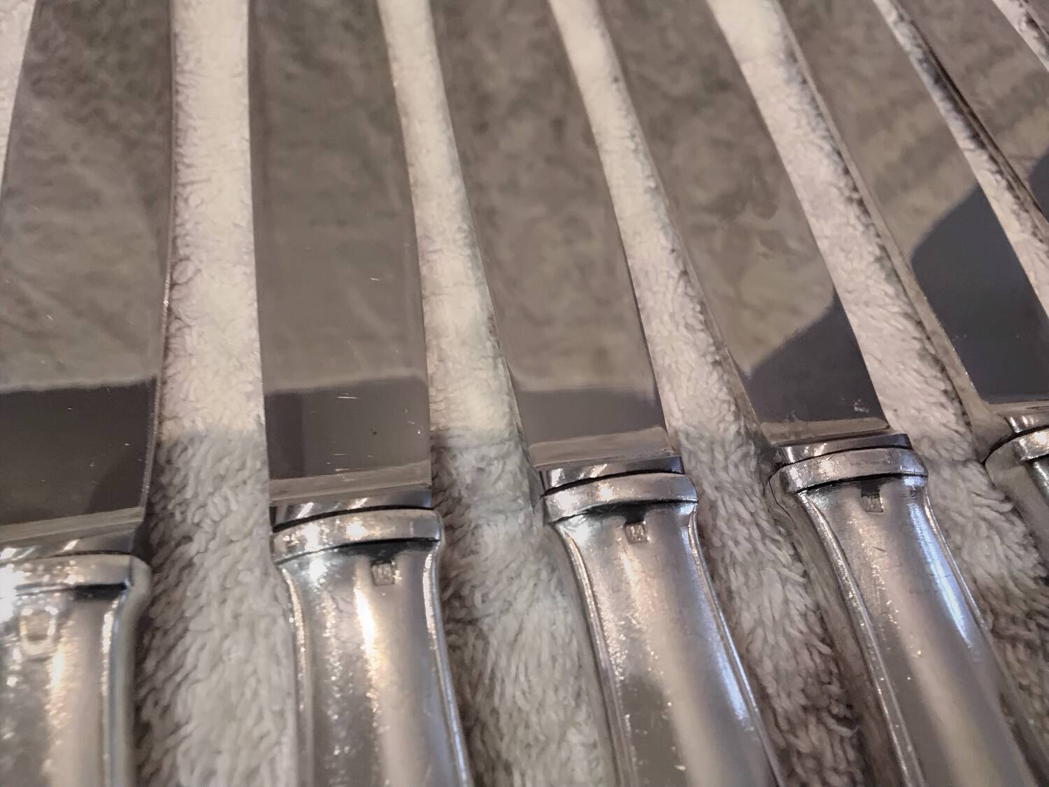 12 silver-plated metal table knives, Platil rocaille silversmith design, 24.6cm