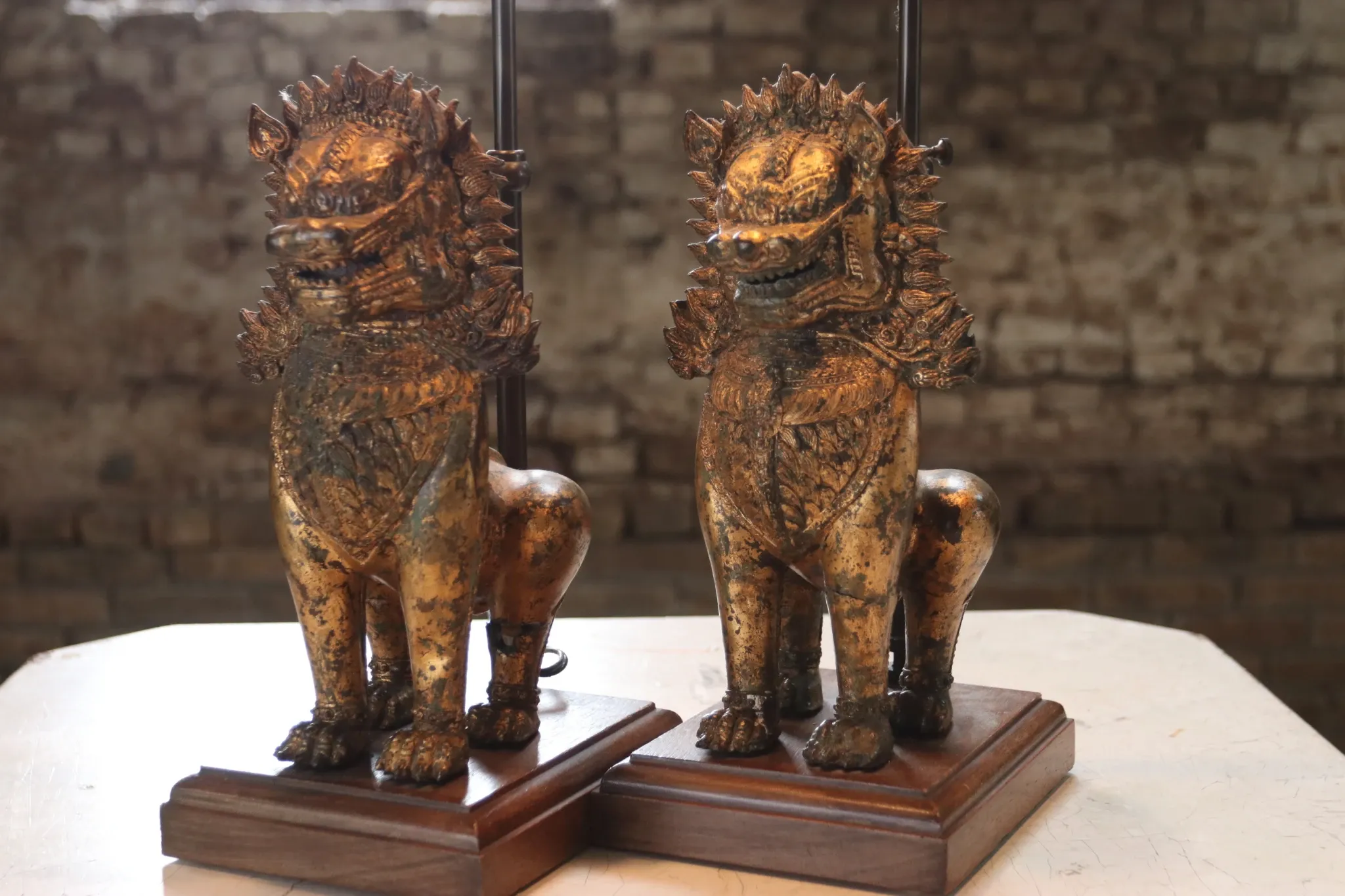 Pair of table lamps with gilt bronze Singha lions – Thailand, 1970s