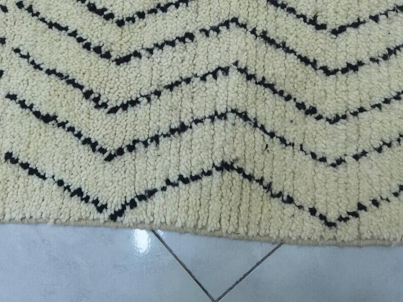 Handcrafted Moroccan rug decorated 250cm x 150cm