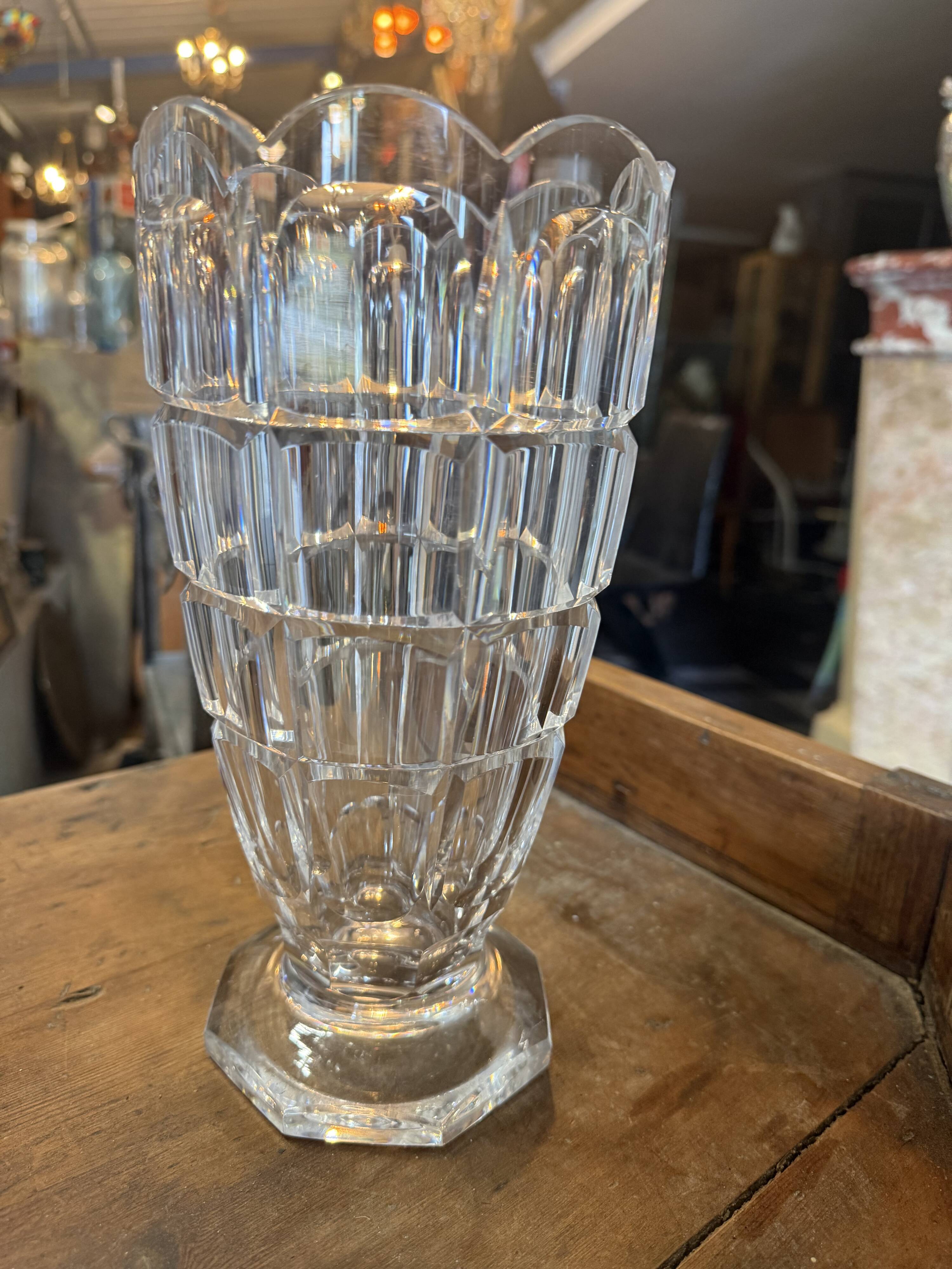 Vase corolle en cristal taillé