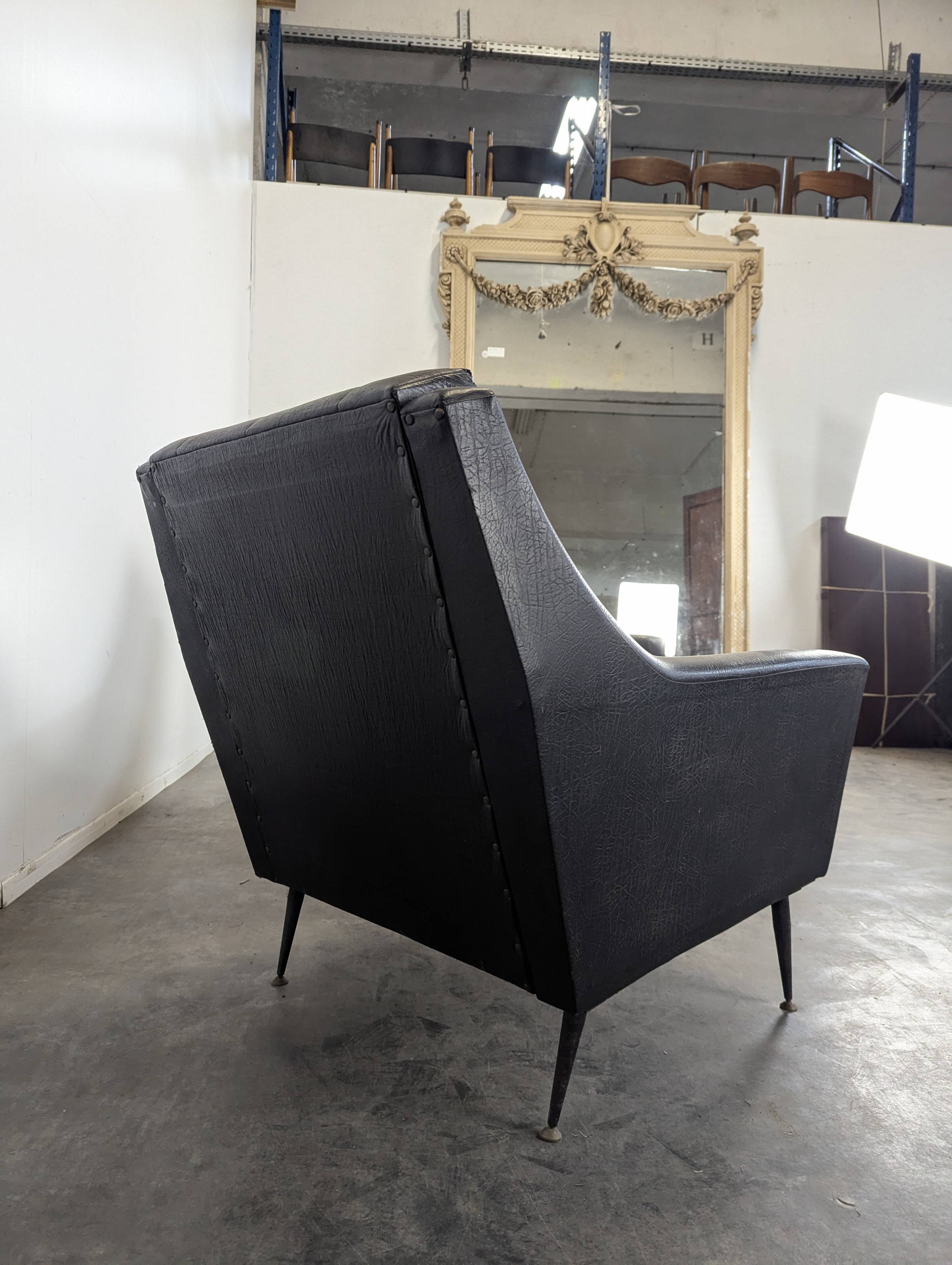 Paire de fauteuils design italien en skaï noir