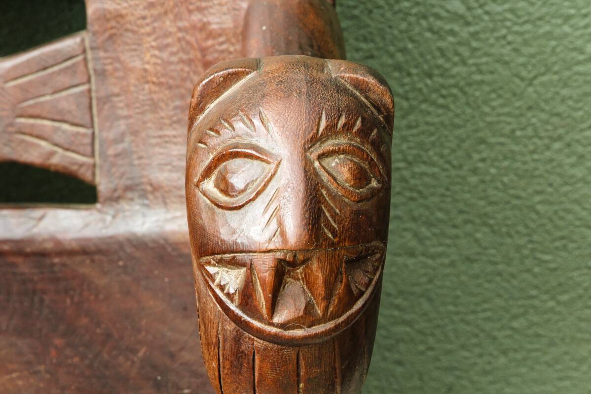 Siège africain monoxyle en bois sculpté