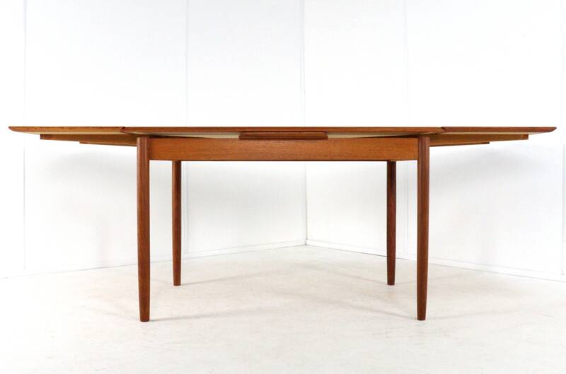 Extendable rectangular dining table "Horsbyg" - Danish design in teak