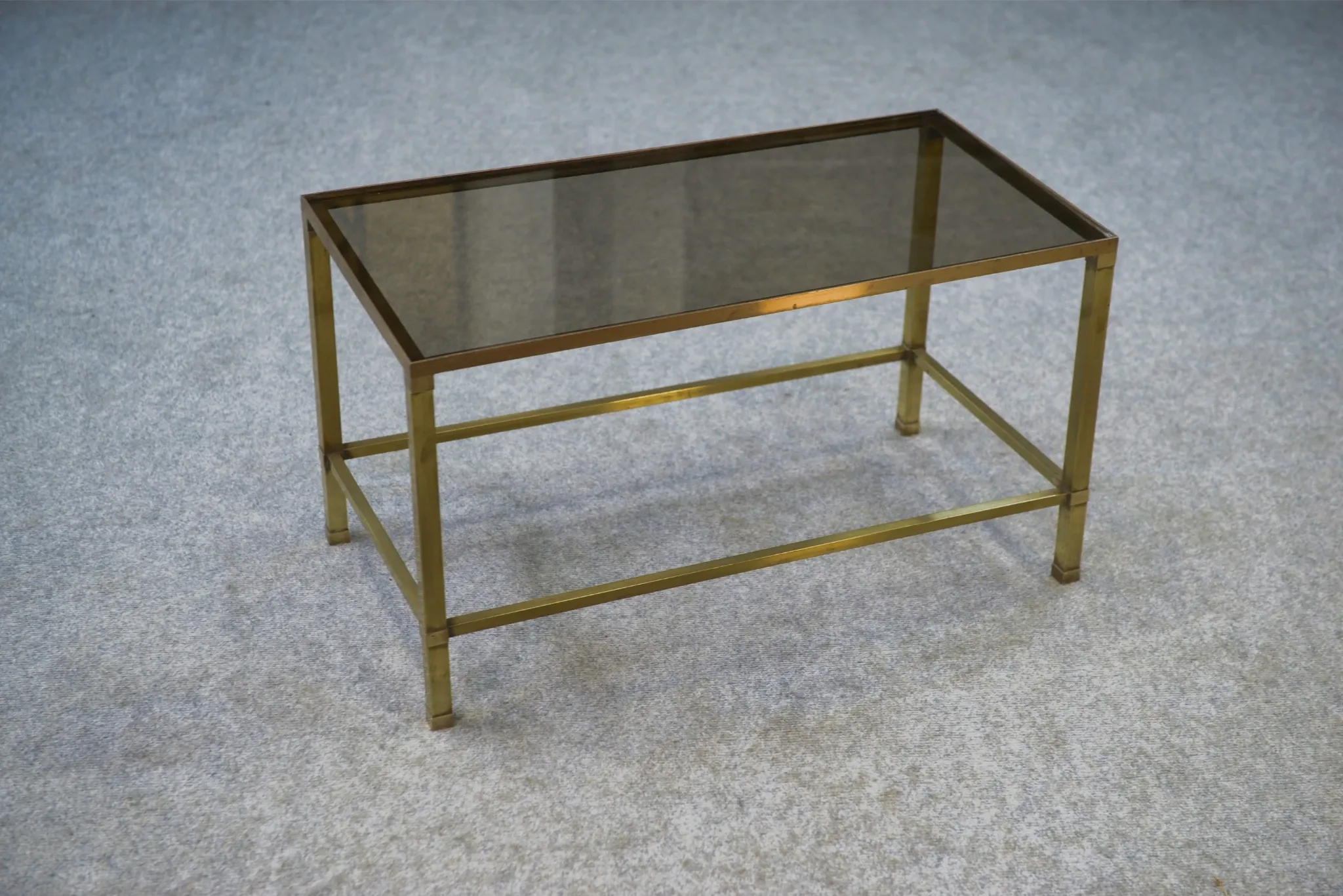 Table basse en laiton et verre fumé 1950’s