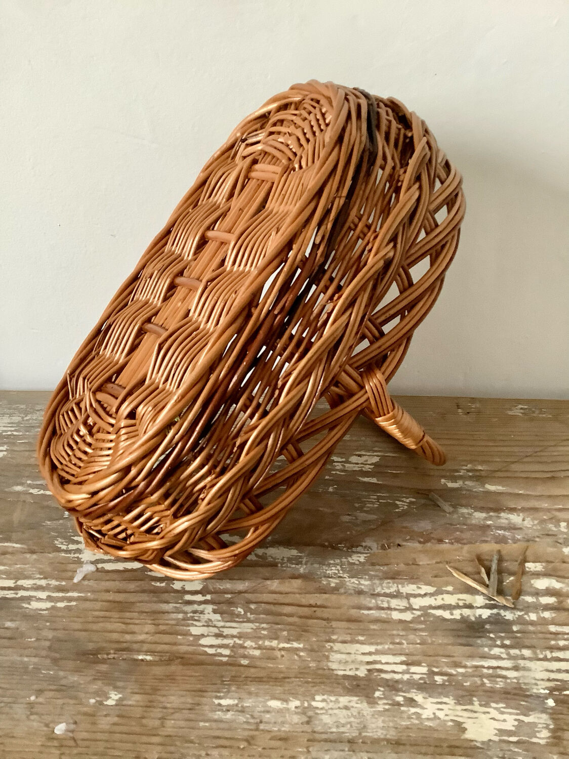 Oval basket with handle