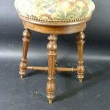 Ancien tabouret de piano tapissé