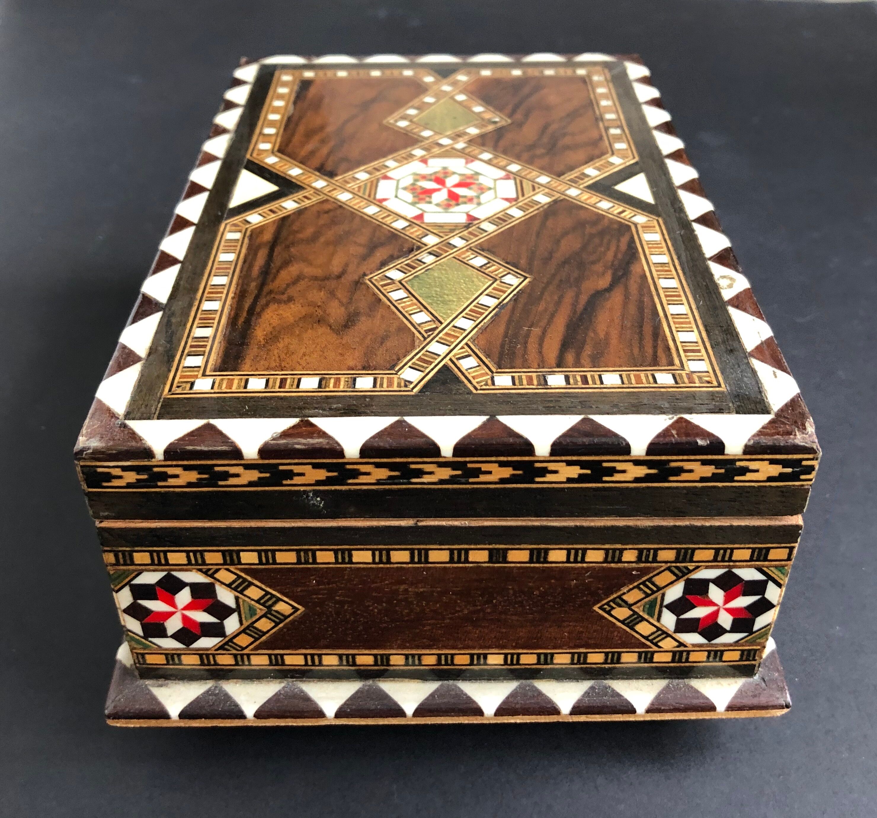 Music box in wood marquetry