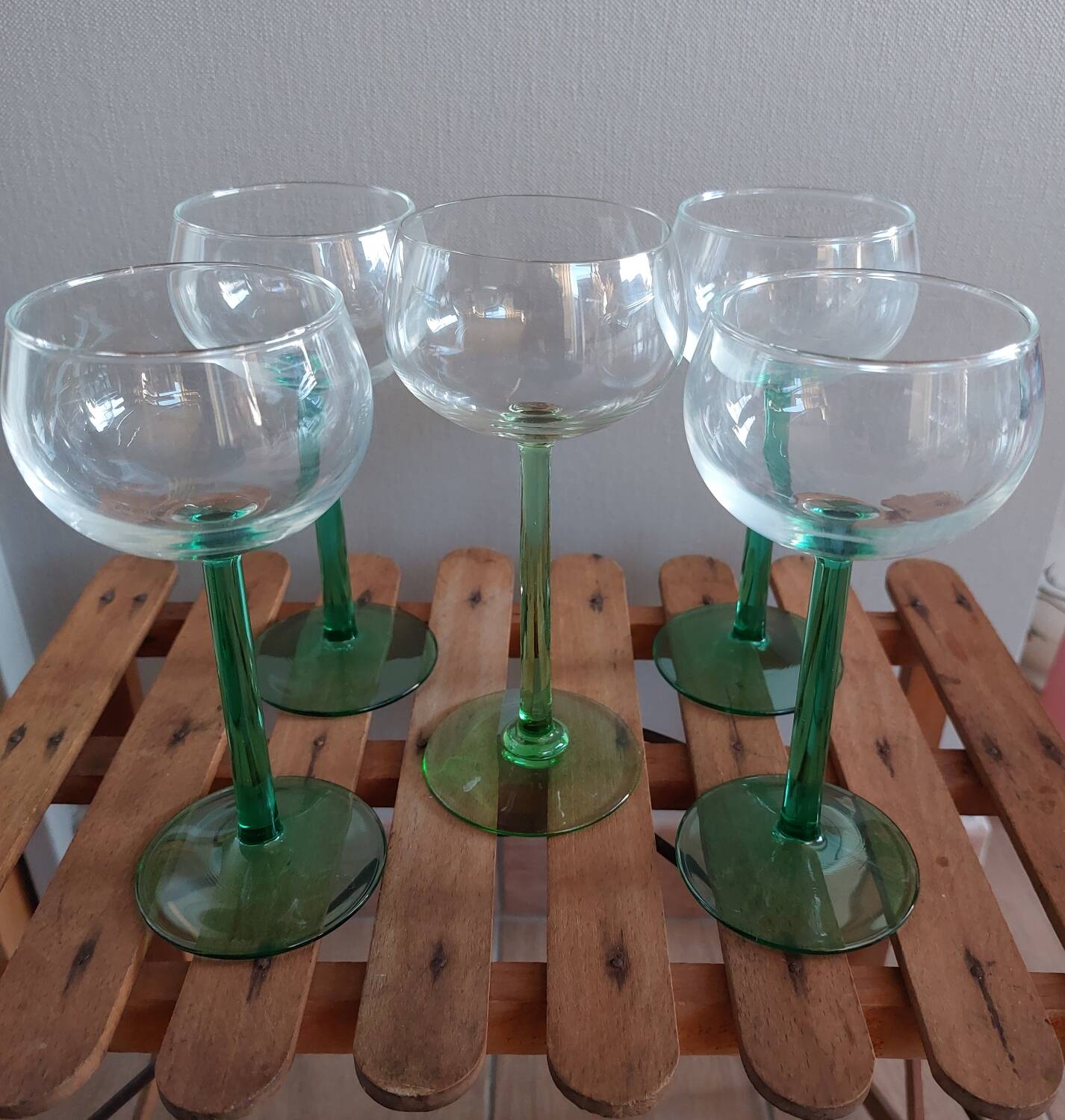 Verres à vin blanc pied vert