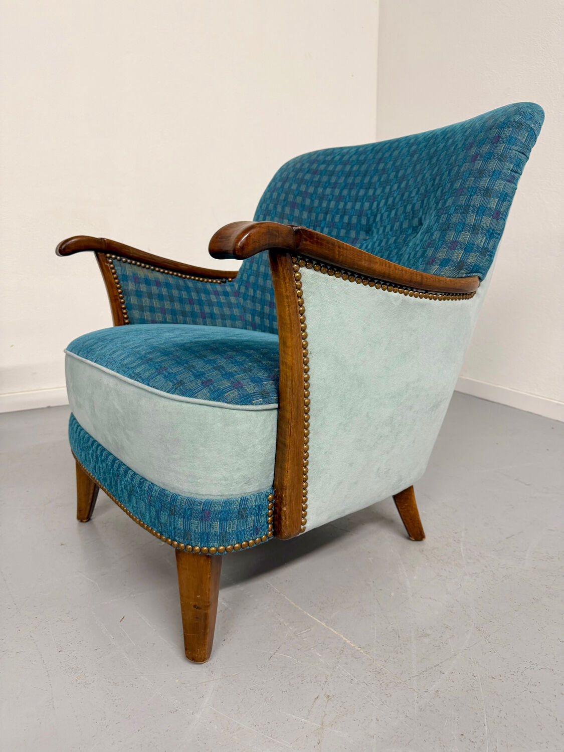 Lot of 2 sculptural Danish design armchairs from the 1940s, vintage.