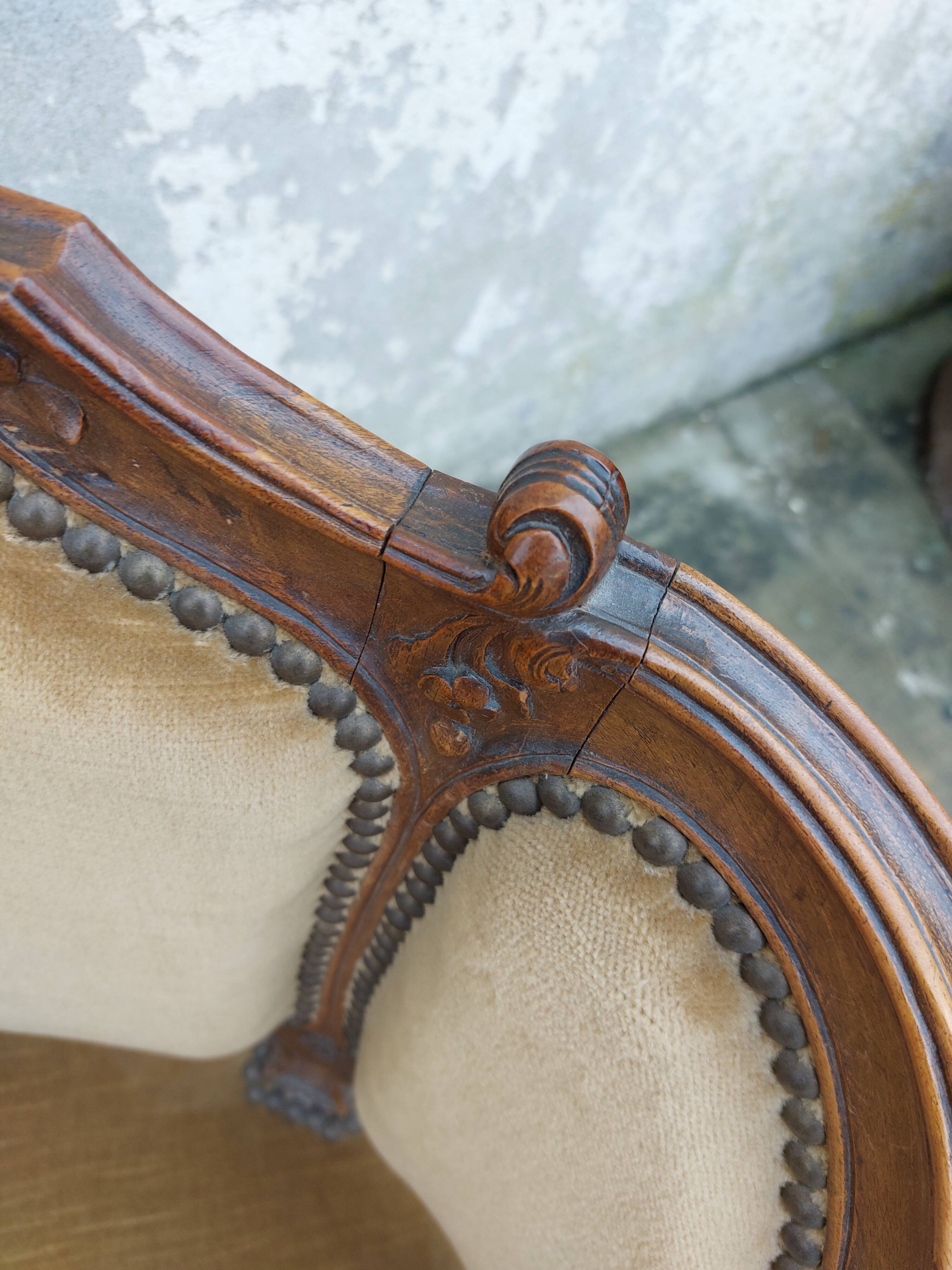 Paire de fauteuils corbeille louis XV en Noyer sculpté