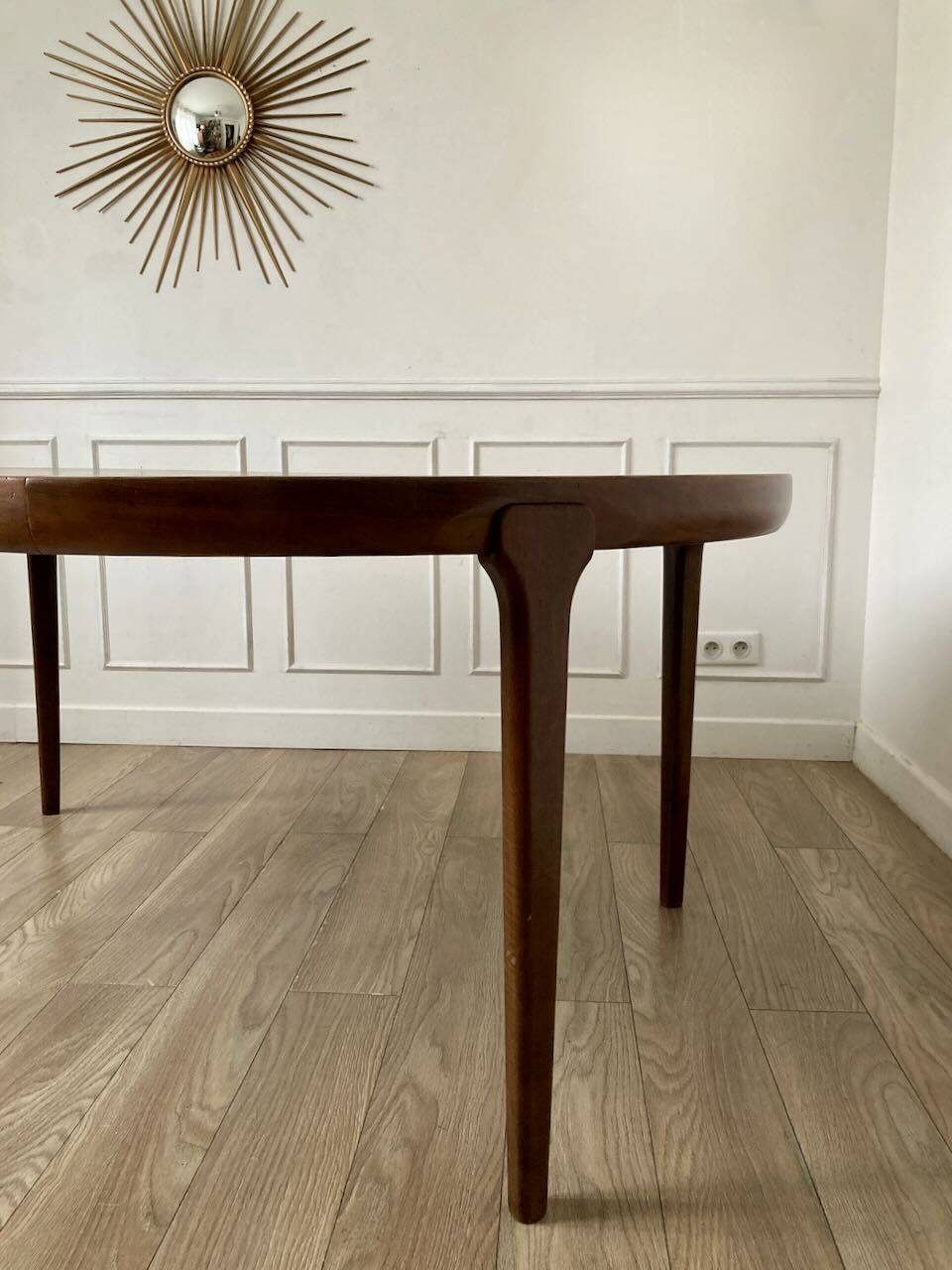Dining table in rosewood, for 4 to 6 people.