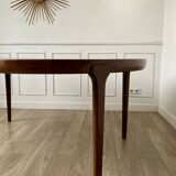 Dining table in rosewood, for 4 to 6 people.
