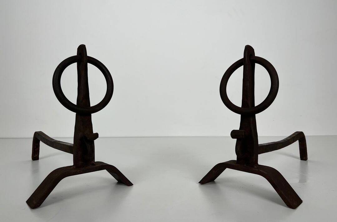 Paire de Chenets Modernistes en Fer Forgé à Anneaux de Couronnement et Base