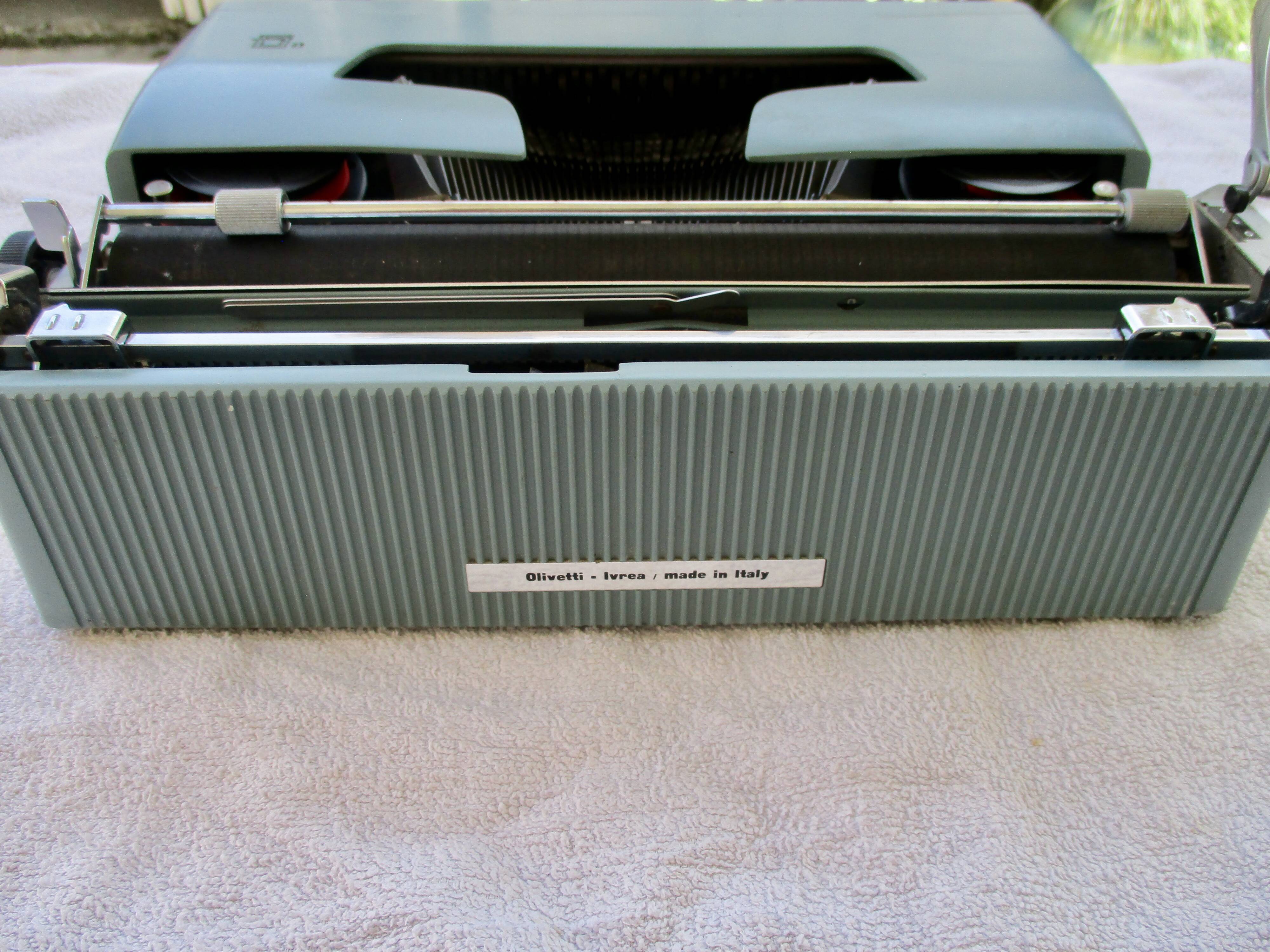 Typewriter, olivetti lettera 32