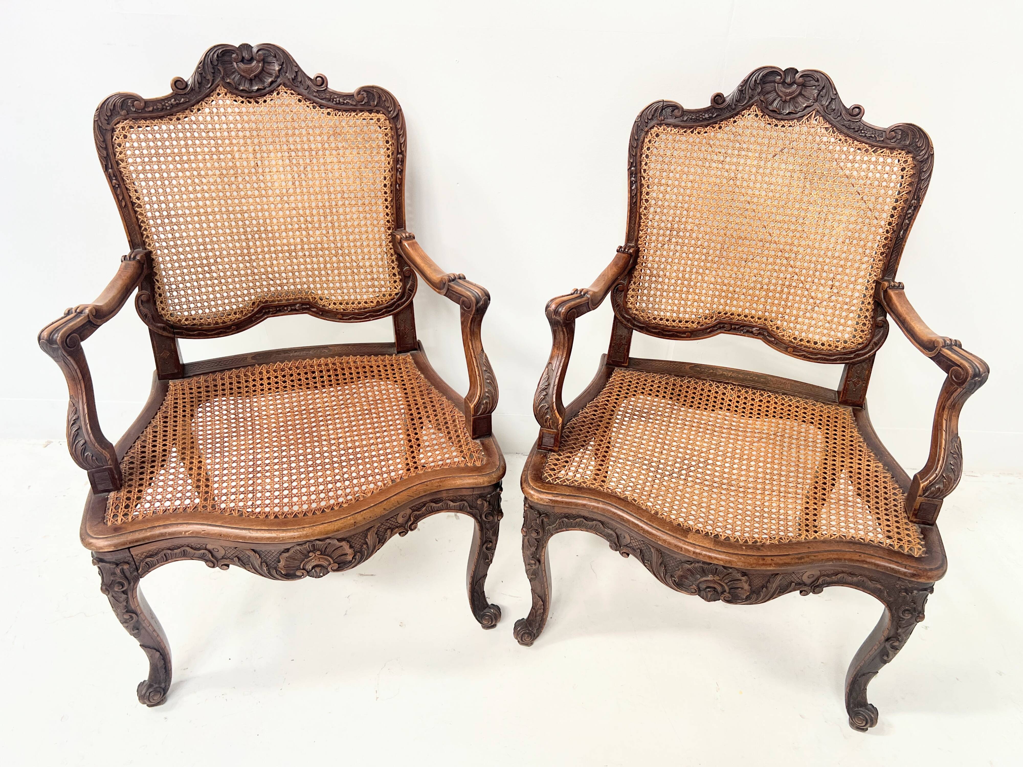 Paire de fauteuils de style Régence en bois naturel XIX siècle