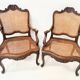 Paire de fauteuils de style Régence en bois naturel XIX siècle