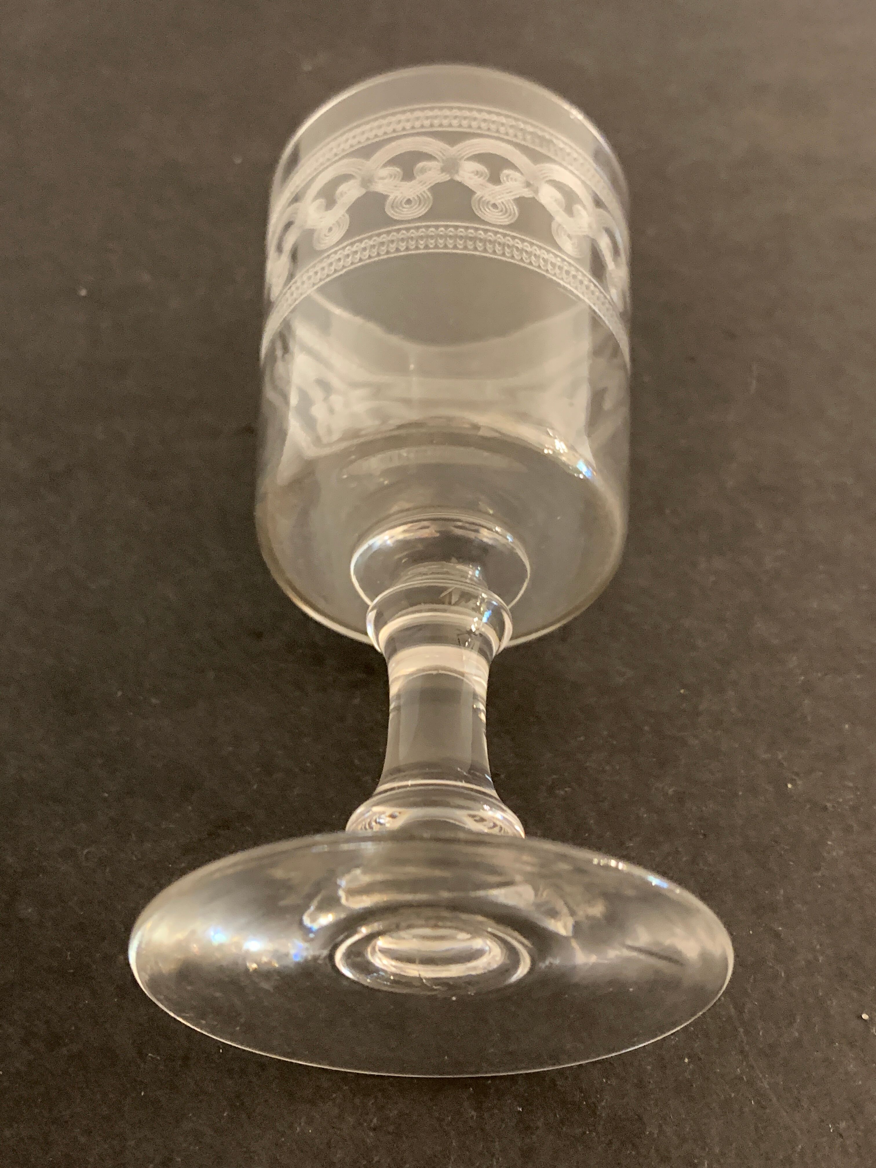 6 glasses on foot in engraved and blown crystal, height 12.5 cm