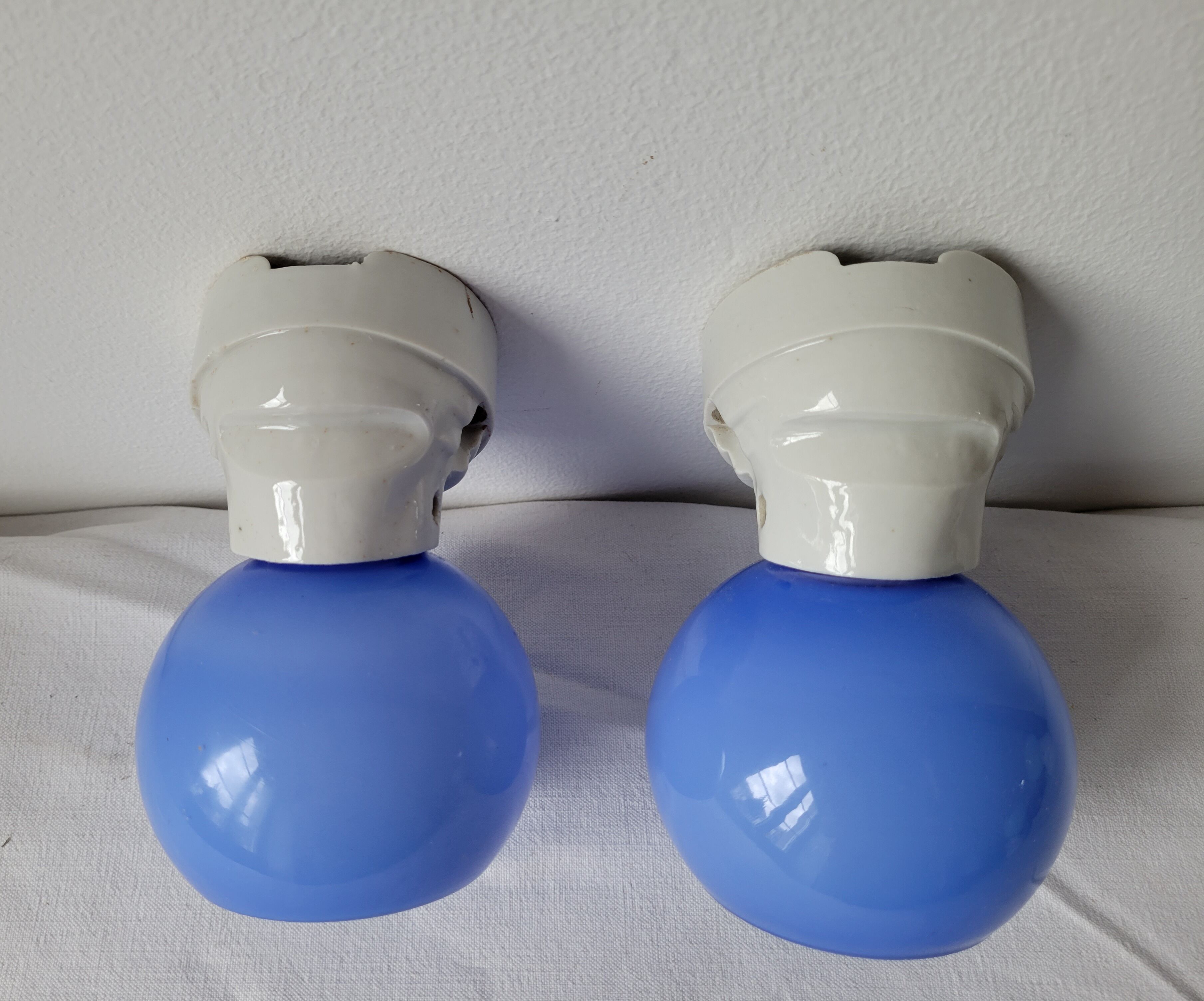 Duo of wall lamps in porcelain and blue opaline