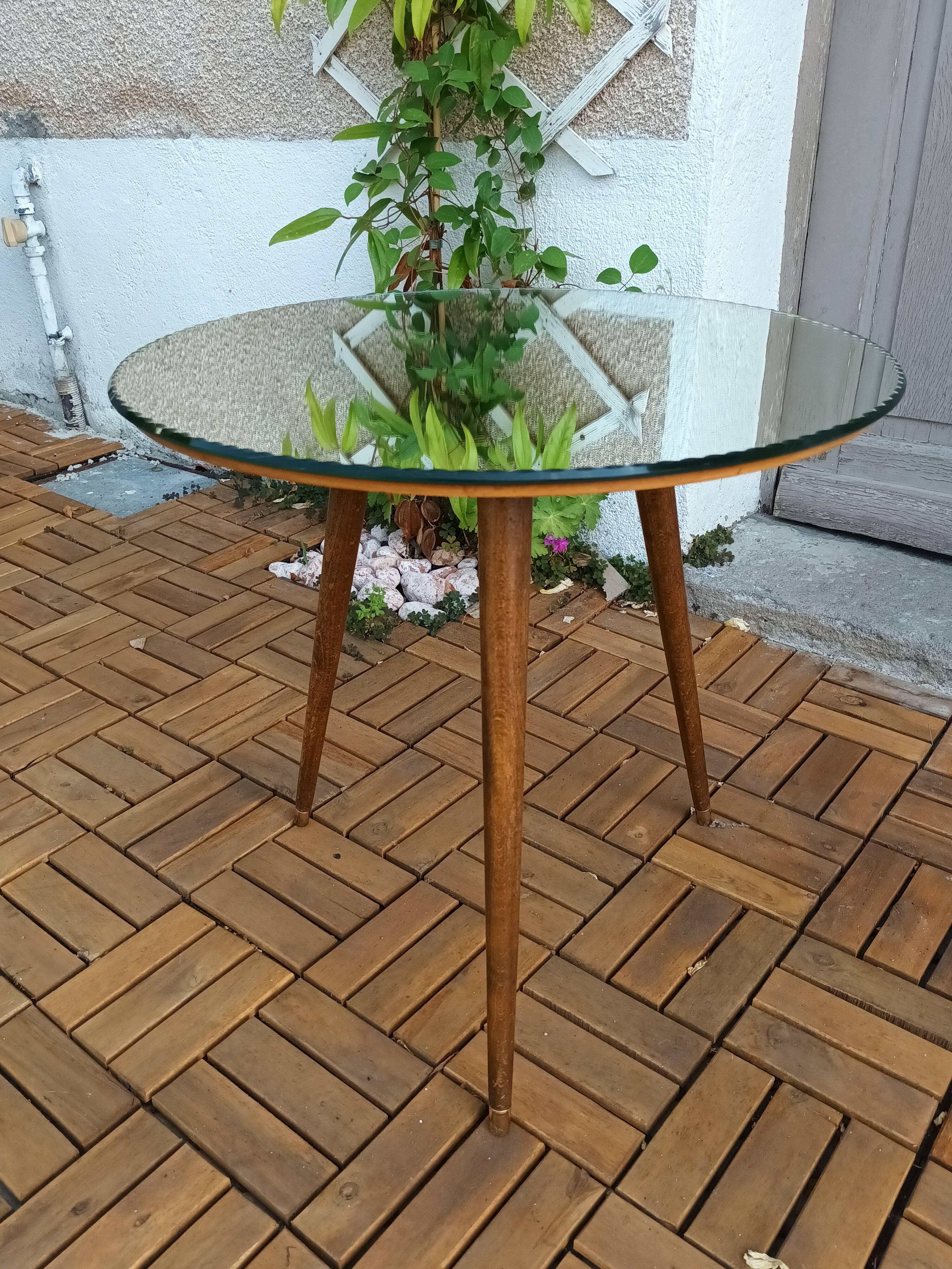 Tripod mirror table