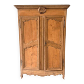 Handcrafted raw wood wardrobe (aeroground)
