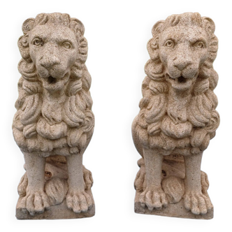 Paire de lions en pierre