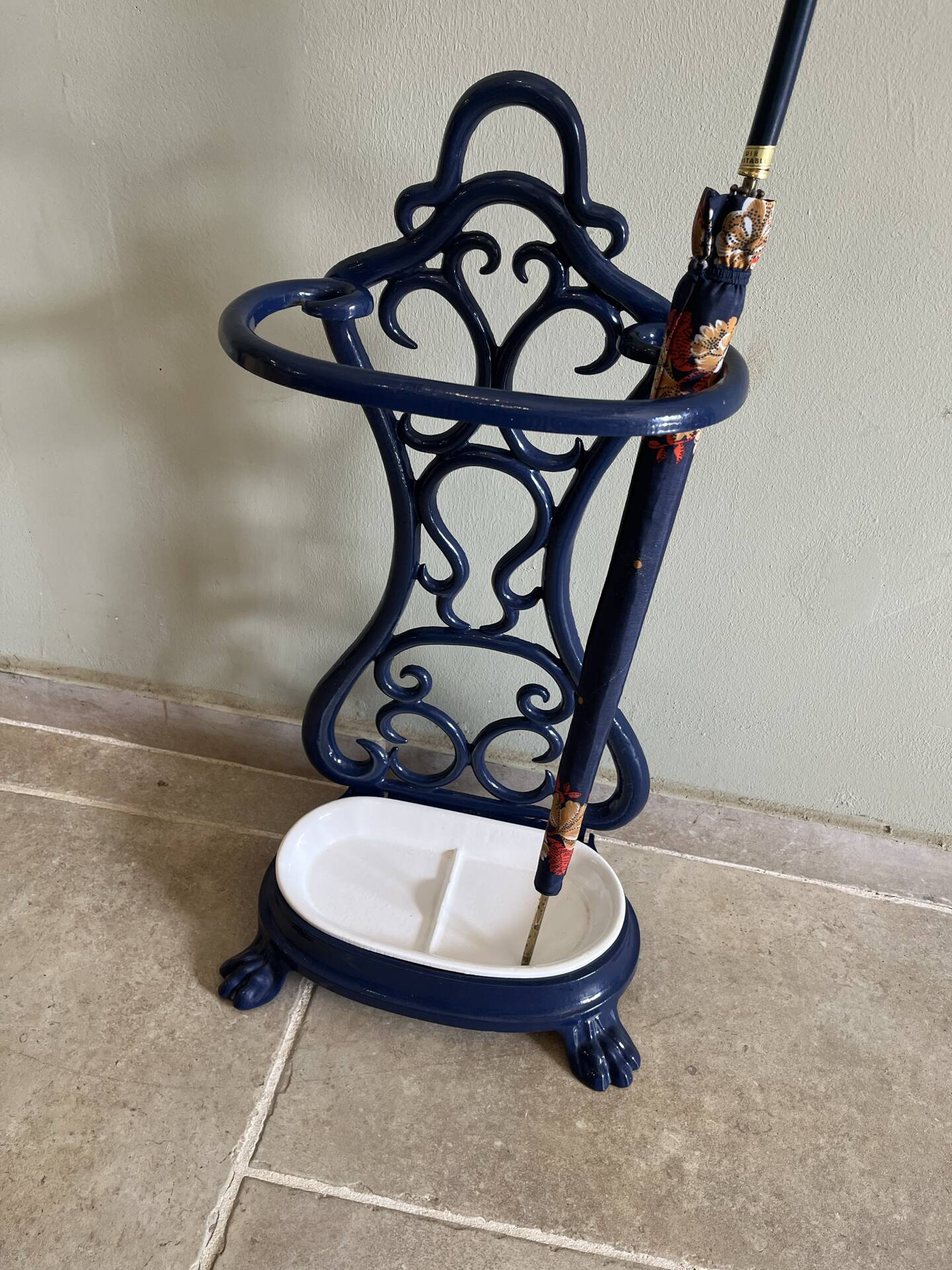 Enamelled cast iron umbrella stand from the early 20th century.