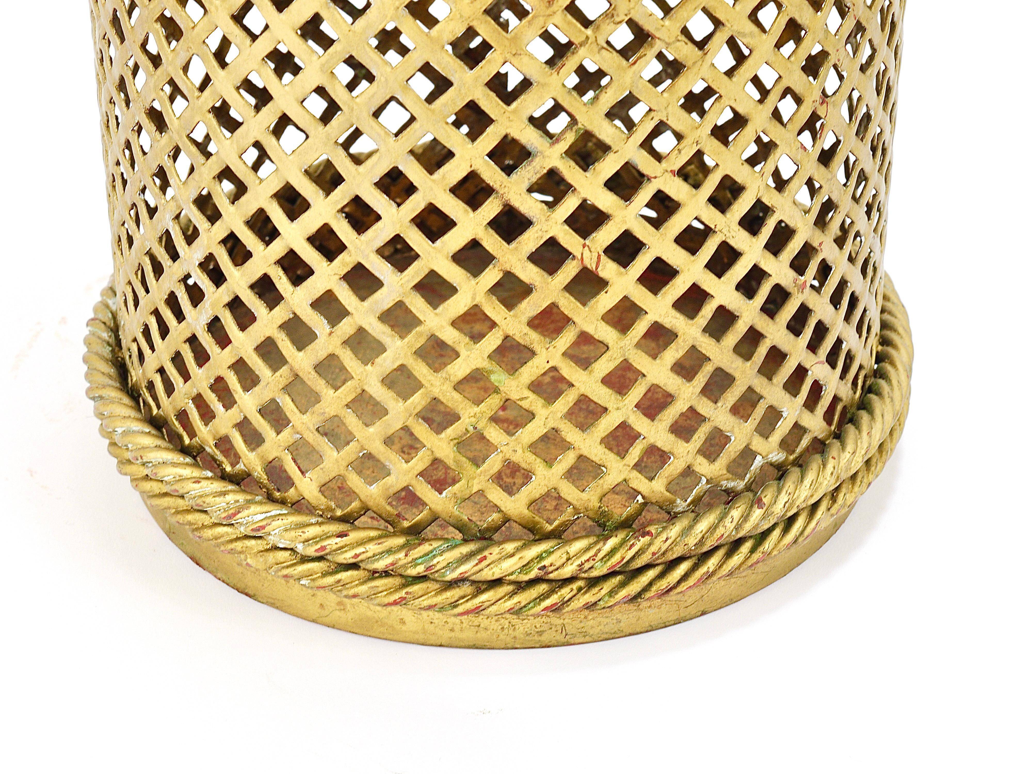 Hollywood Regency umbrella stand in gold metal with cord and tassels, Li Puma Firenze, 1950.