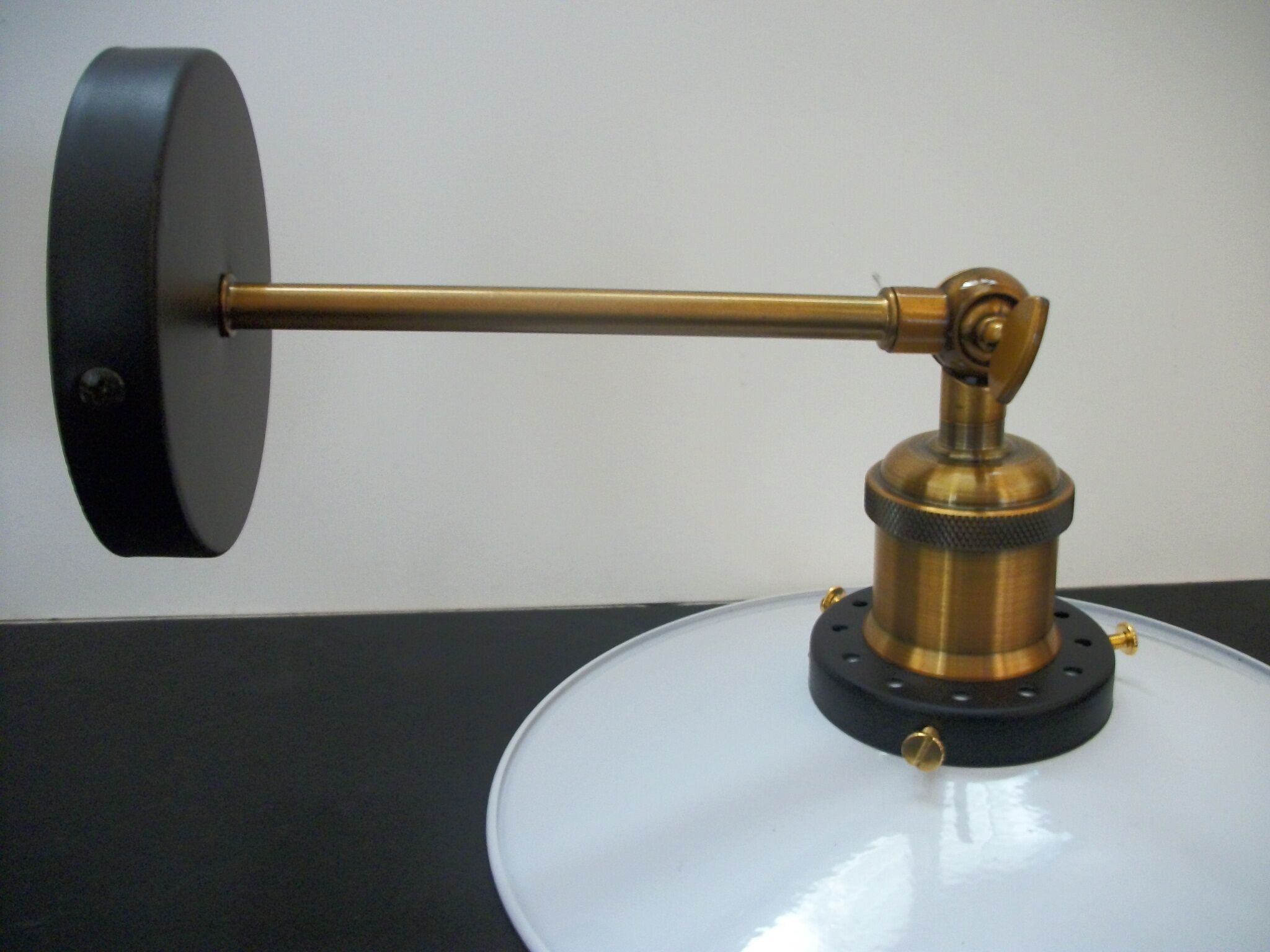 Pair of metal wall lamps in black and white color