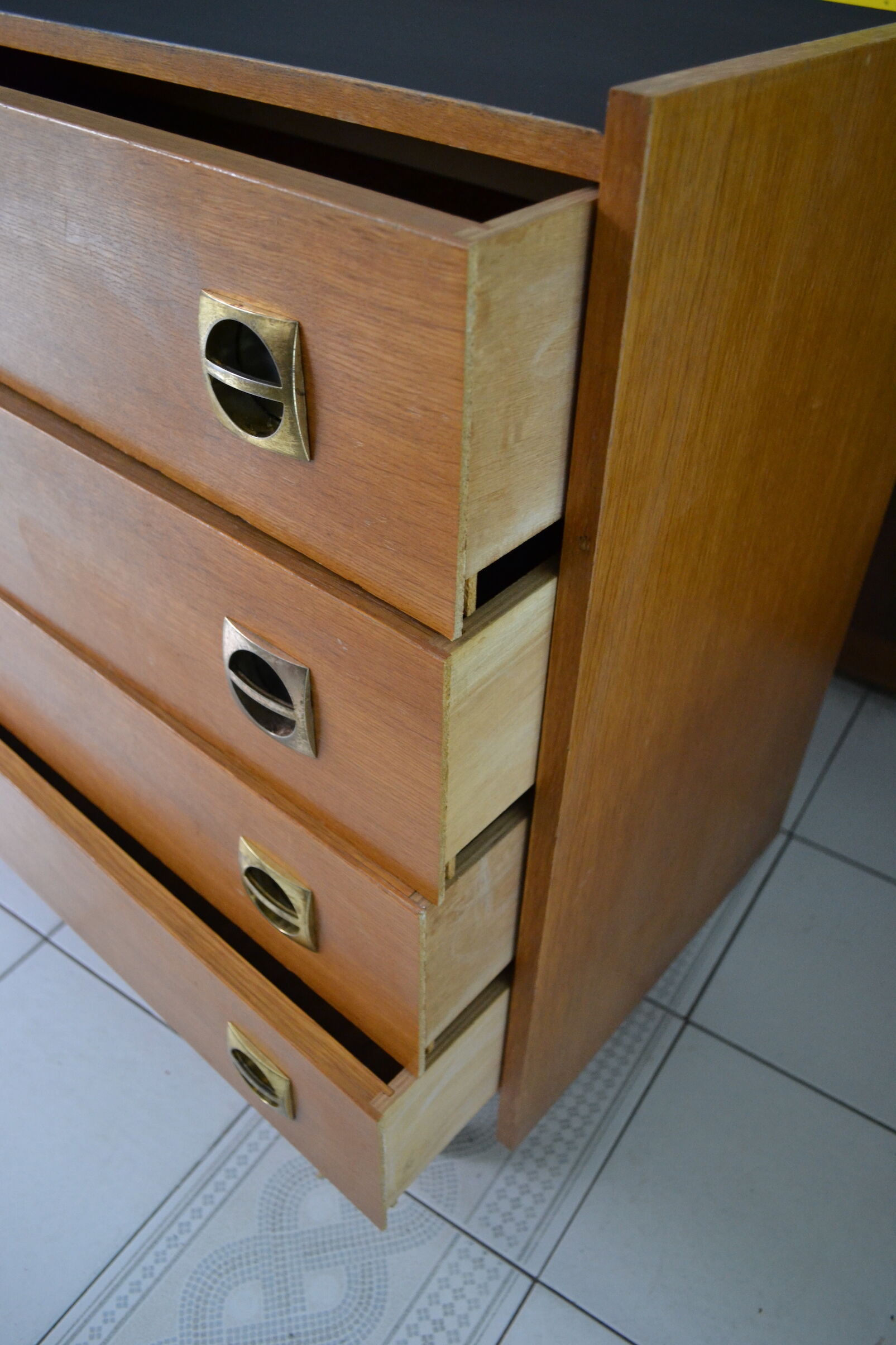 Chest of drawers 60 feet spindle