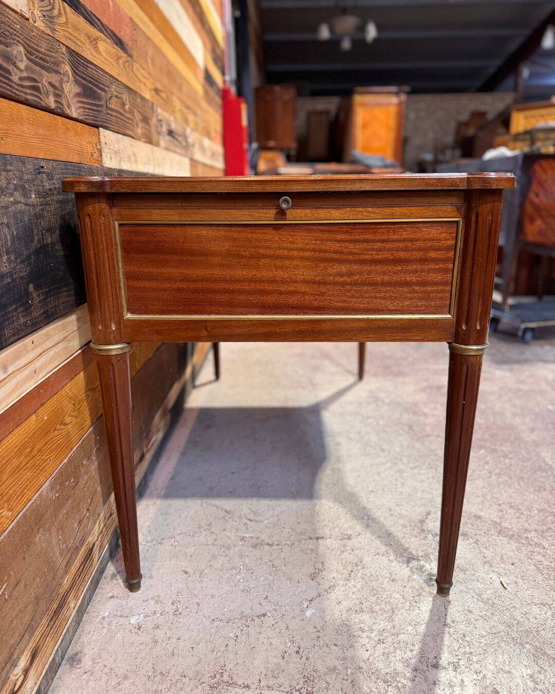 Louis XVI style desk - Walnut & Leather - 1970s
