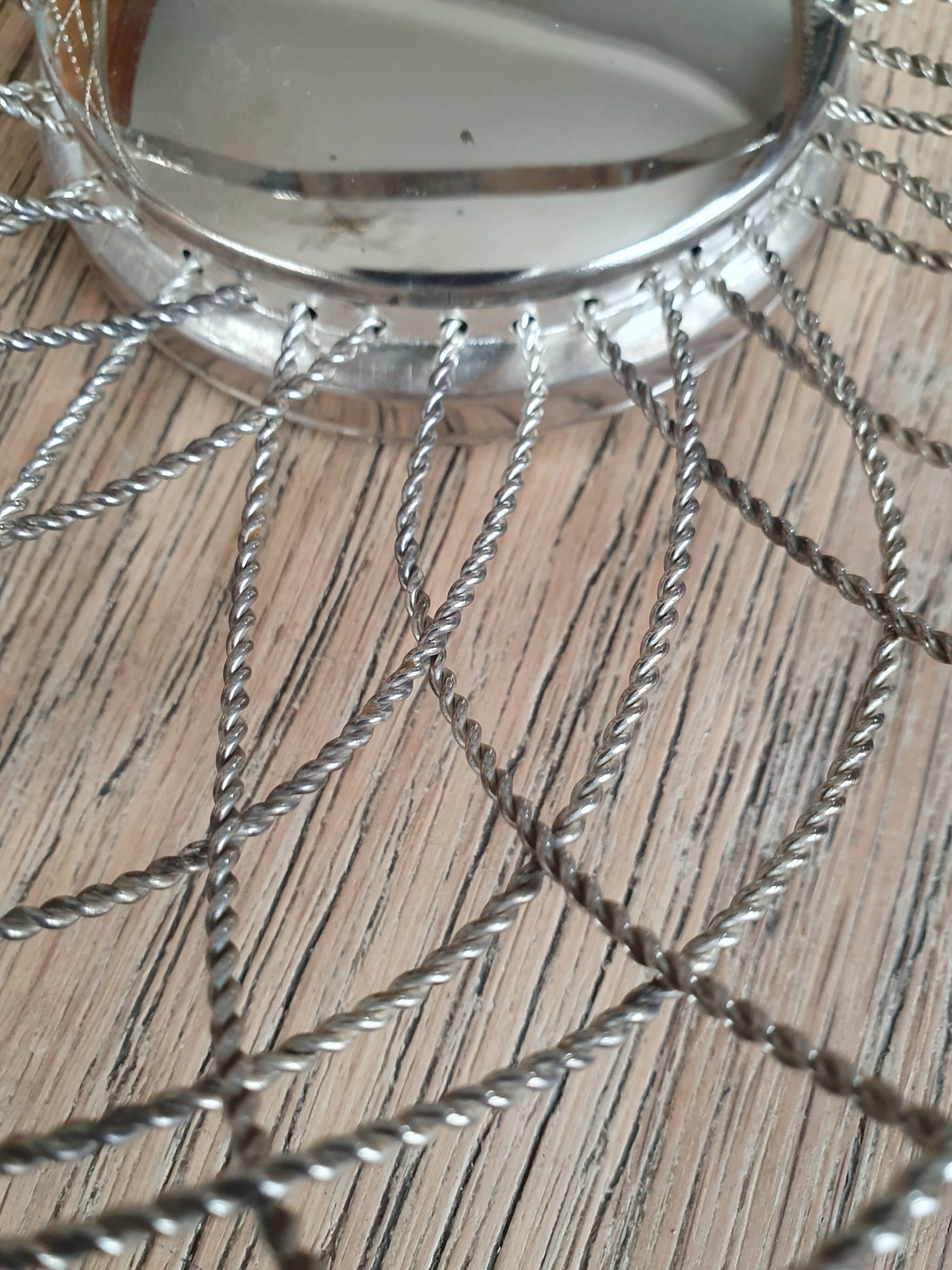 Basket / Basket in chrome-plated braided metal.
