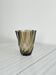 Vase en verre fumé au design torsadé