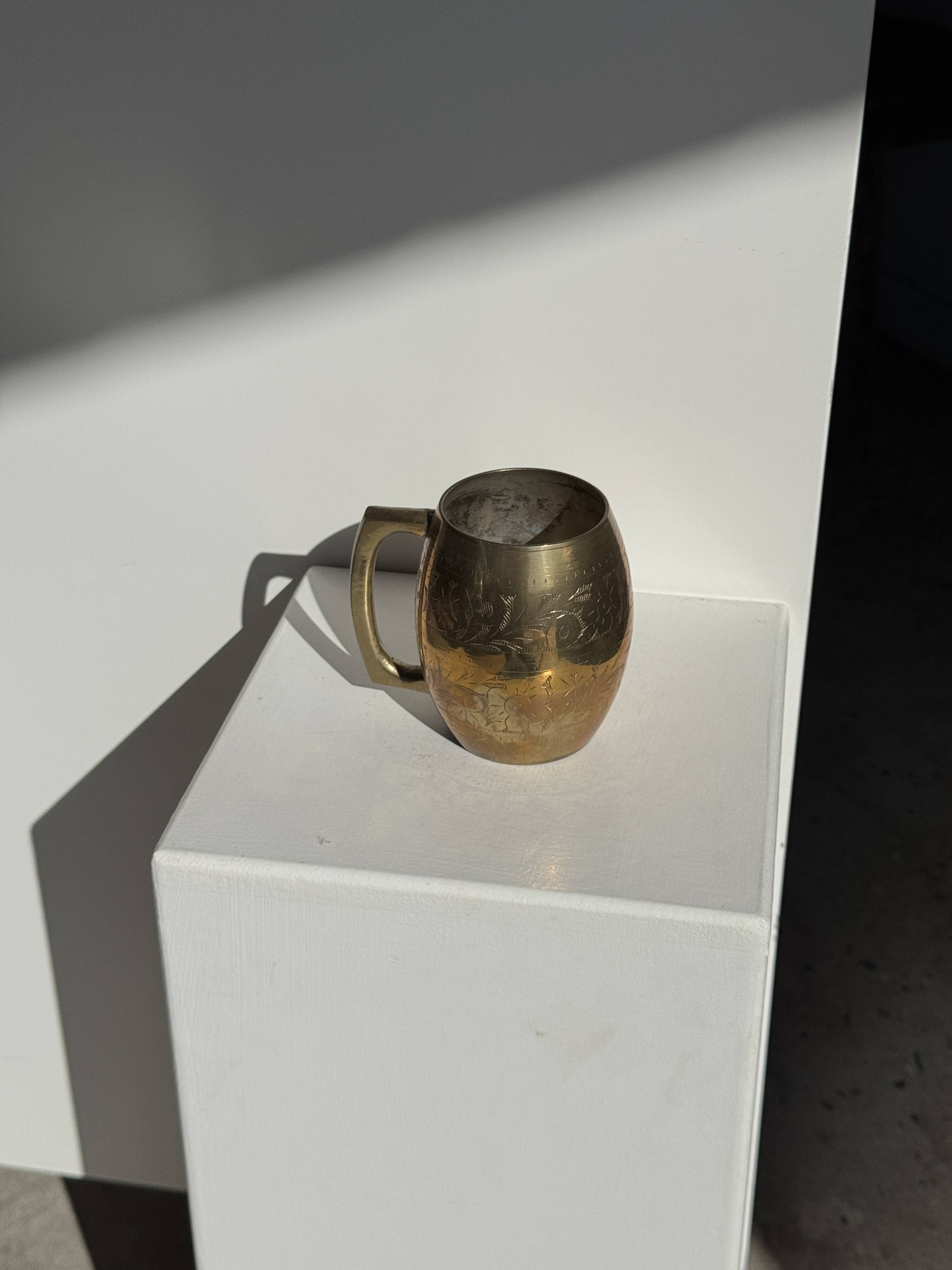 Indian mug in engraved gold metal with floral patterns H11