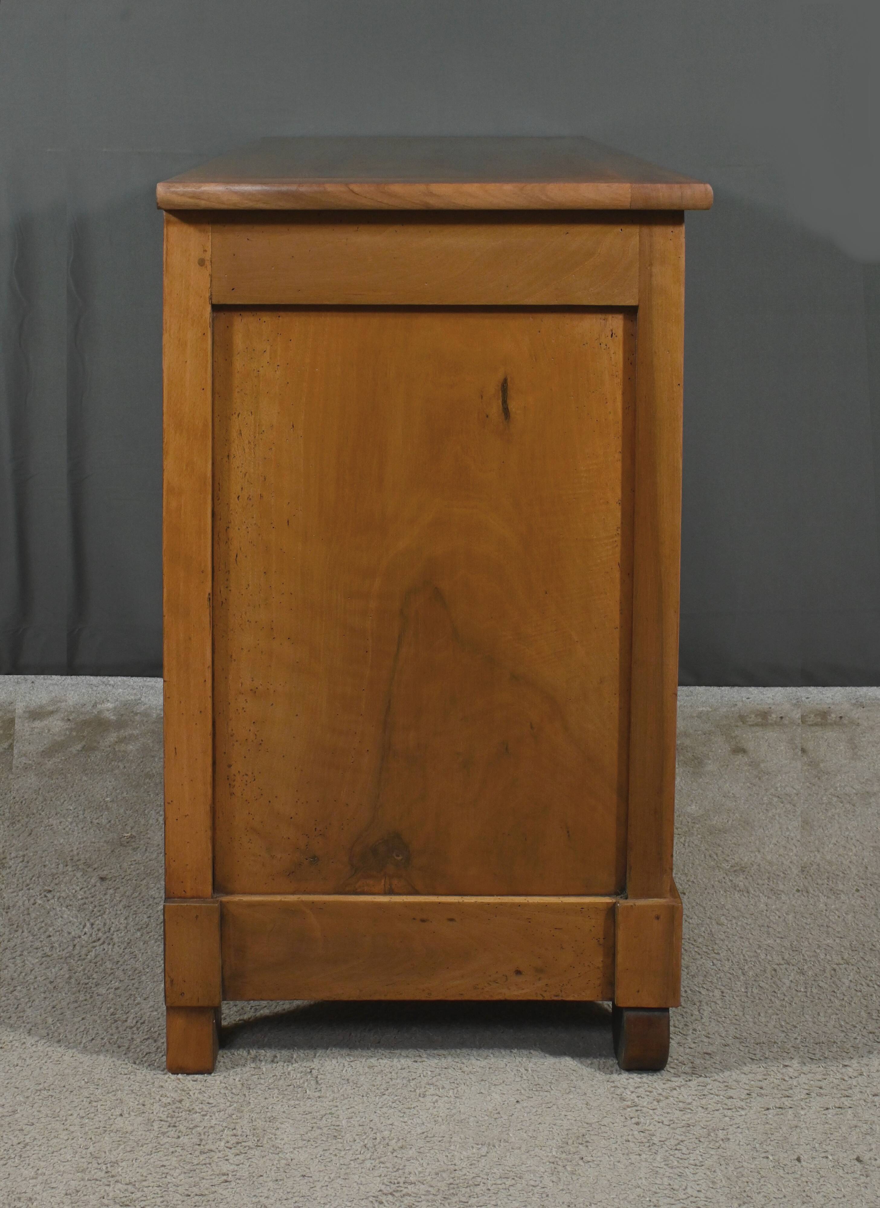 Walnut chest of drawers, Restoration style – Late 19th century