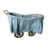 Ancien berceau en bois et osier sur roues