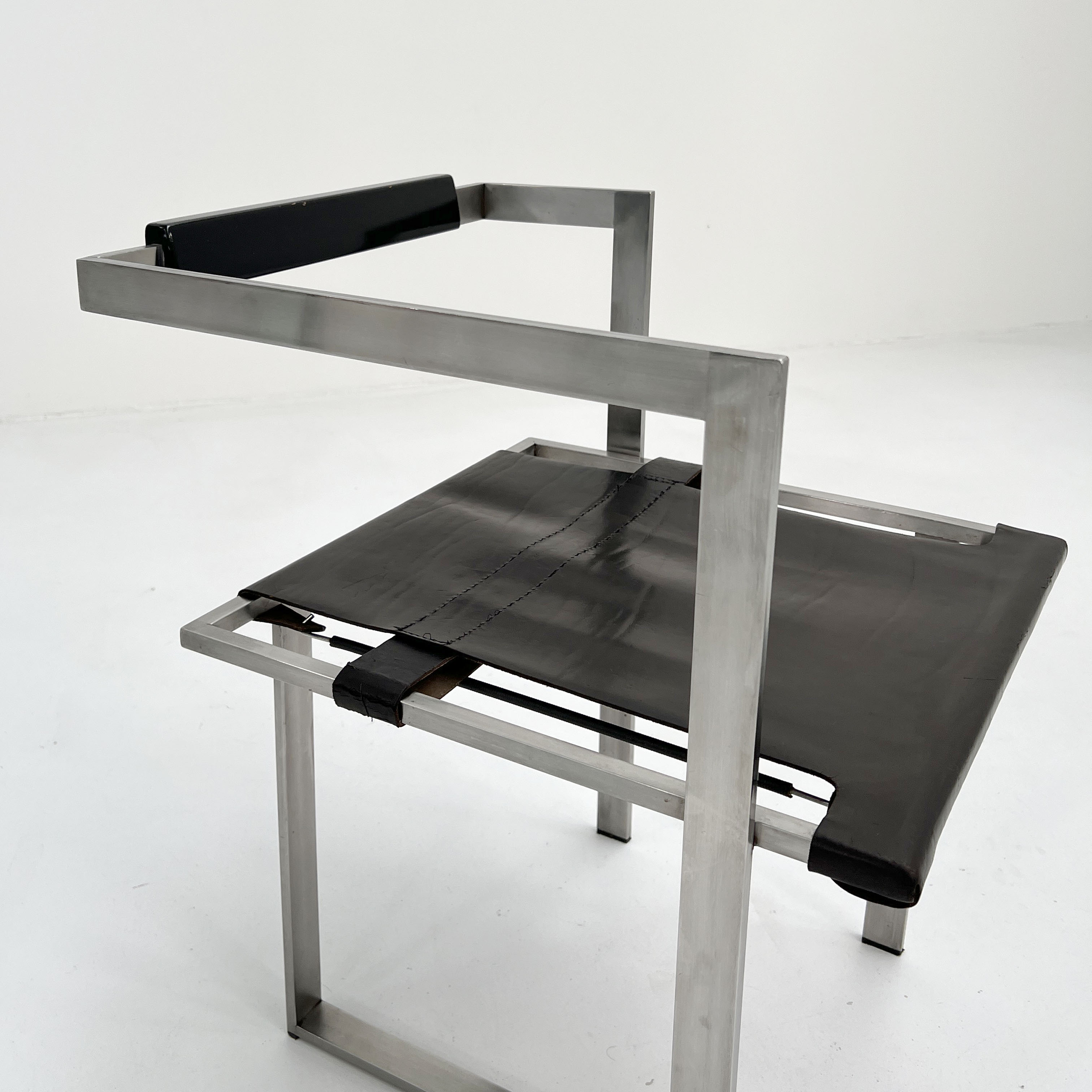 Chaise géométrique  en cuir et chrome, 1980s
