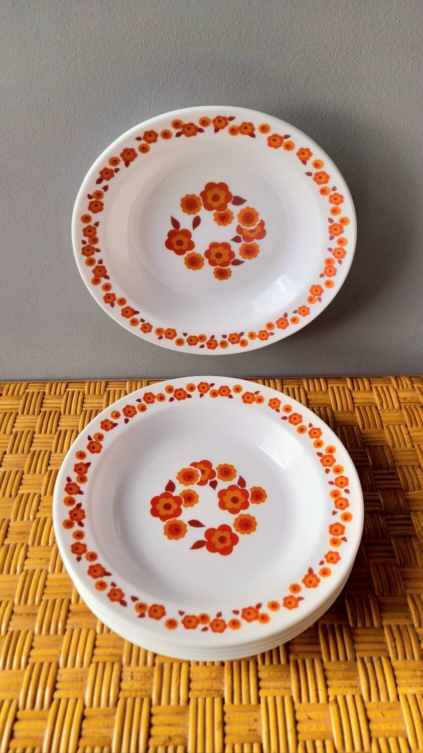 Arcopal Lotus 70s plates