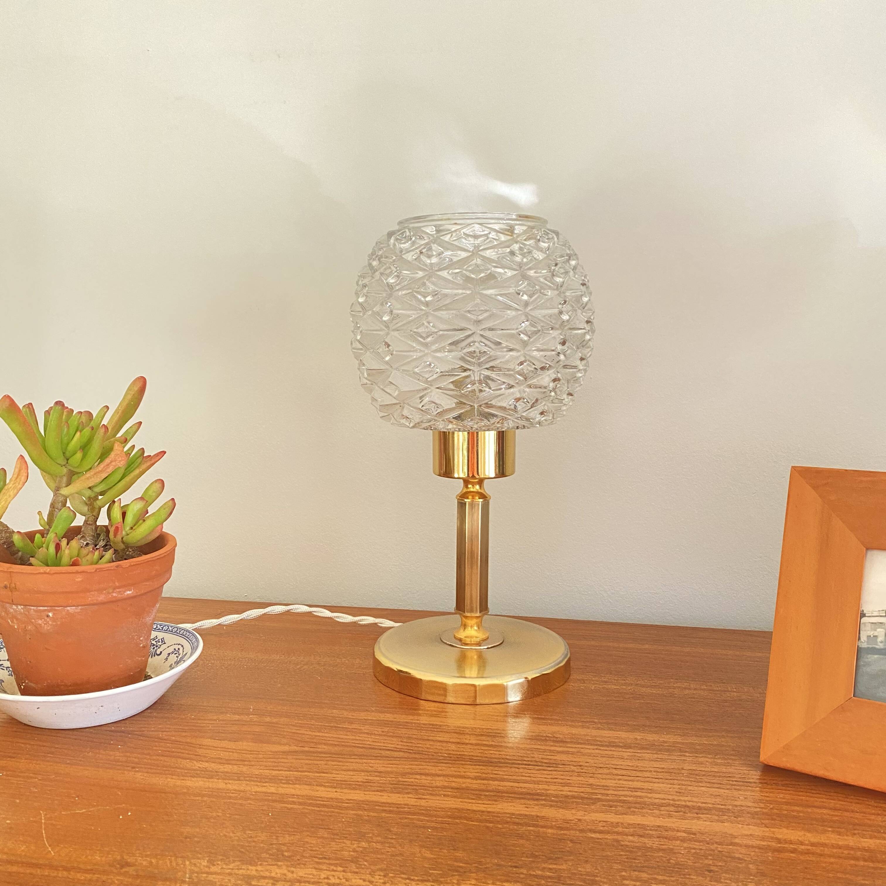 Table lamp desk bedside globe antique chiseled glass and brass base