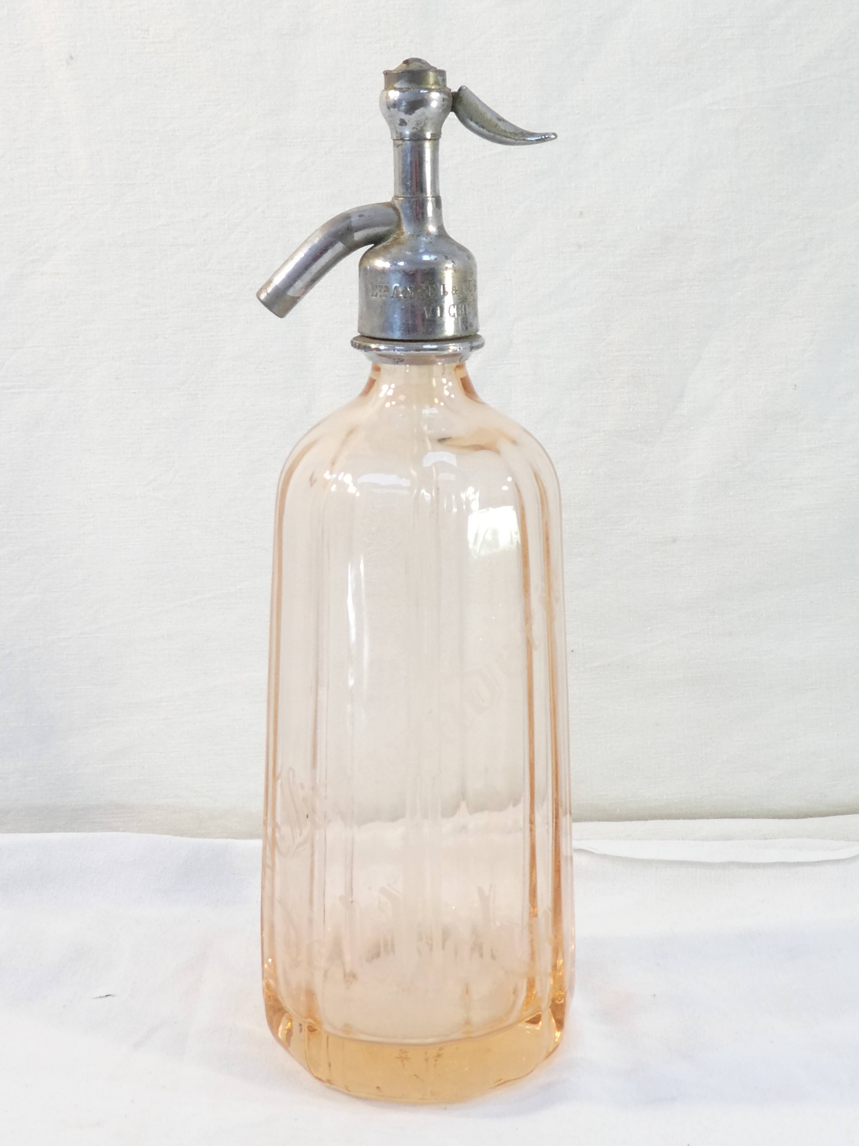 Ancien siphon de bistrot eau de seltz rose saumon grande limonade de vichy
